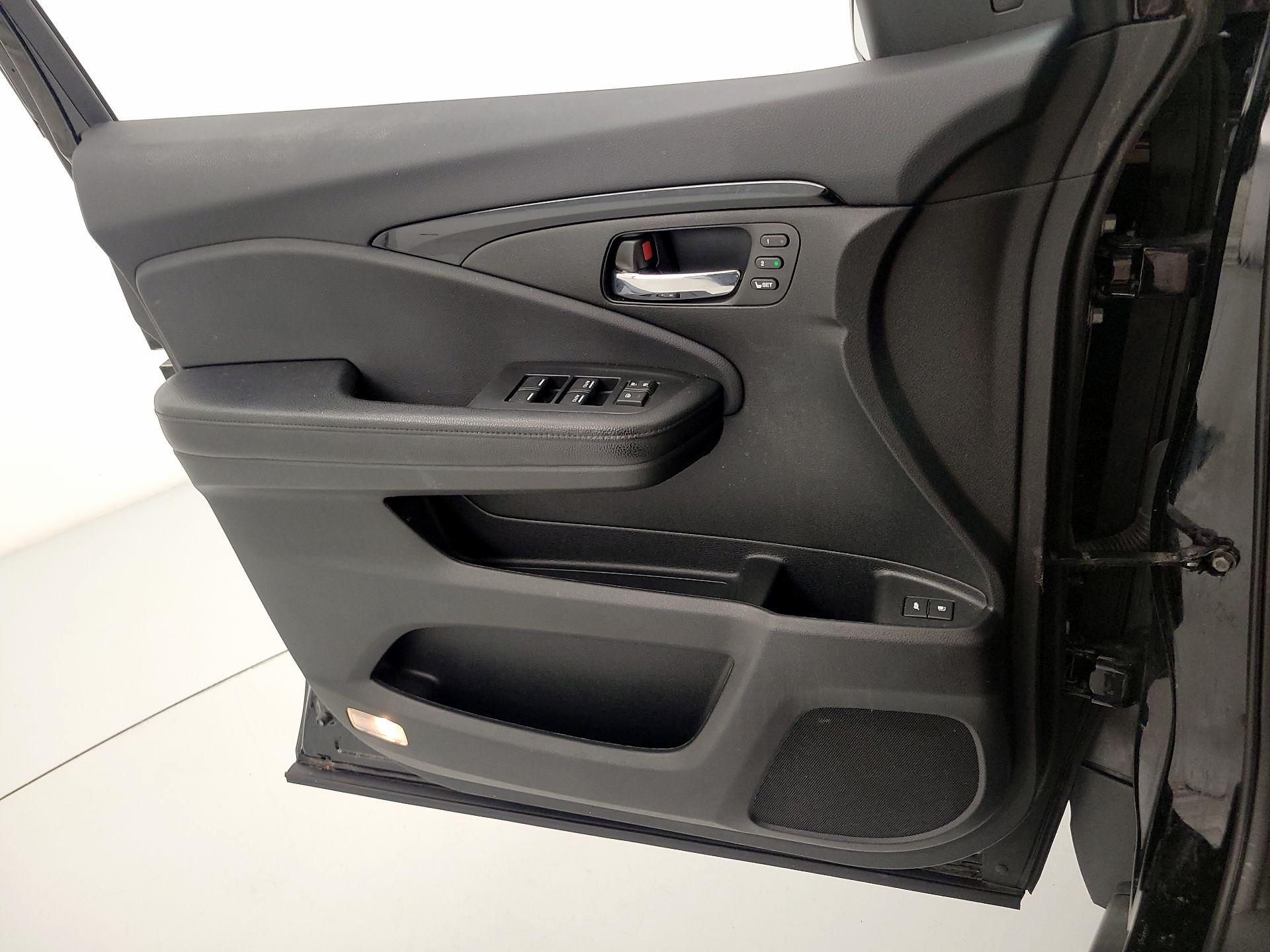 Thumbnail: 2017 Honda Pilot - 12