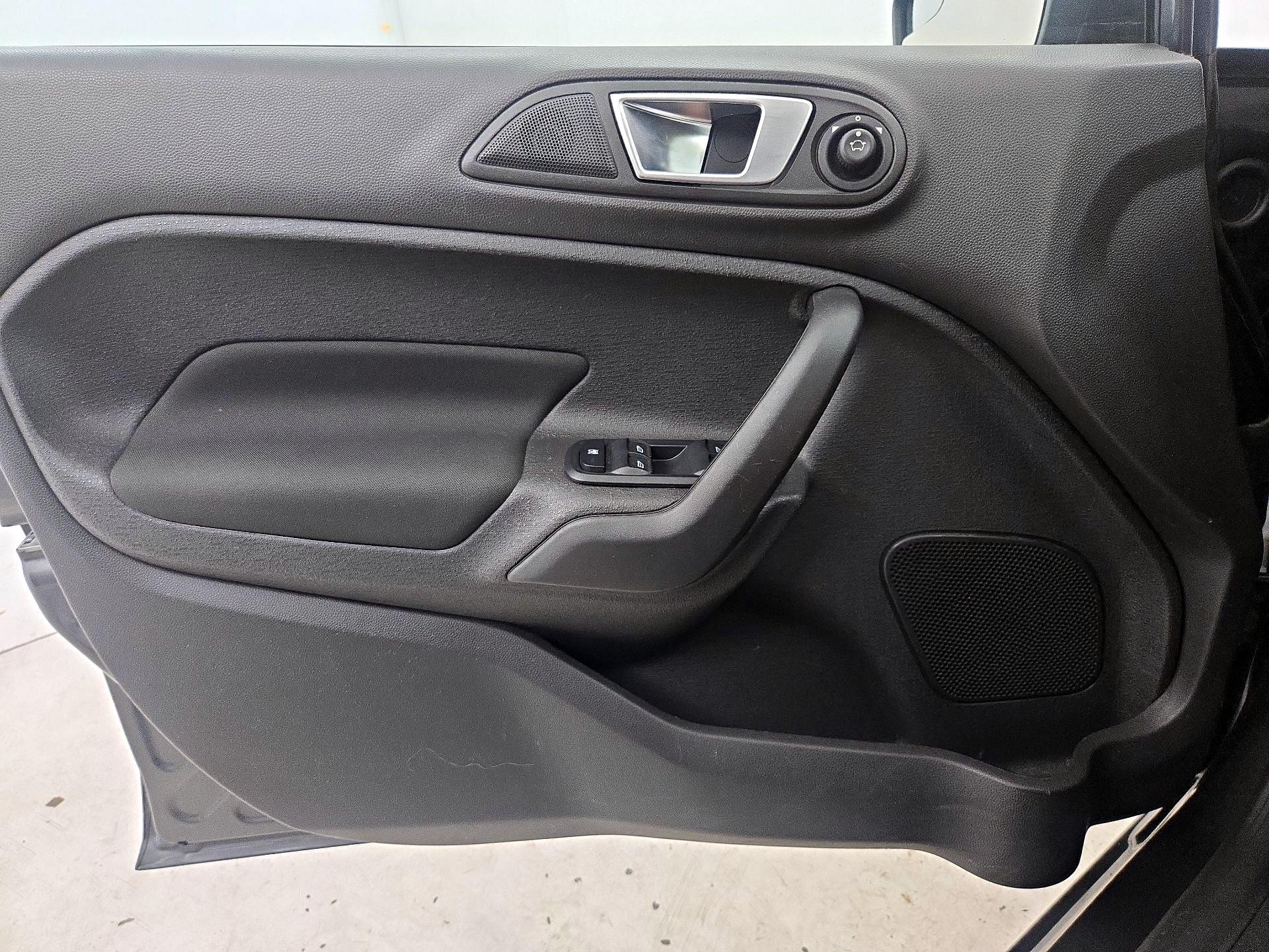 Thumbnail: 2016 Ford Fiesta - 12