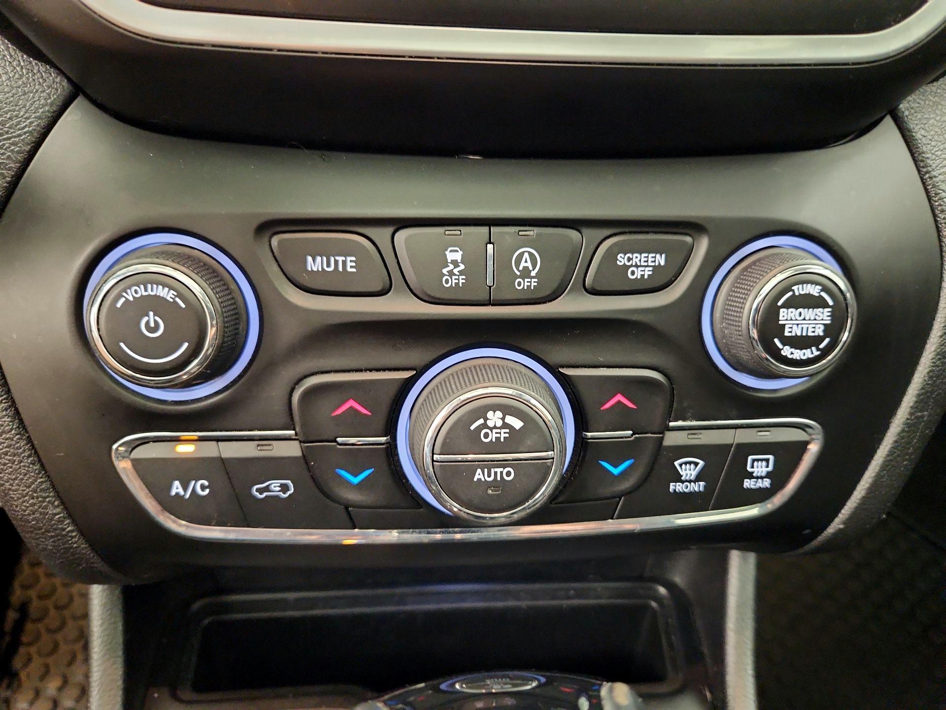 Thumbnail: 2019 Jeep Cherokee - 16