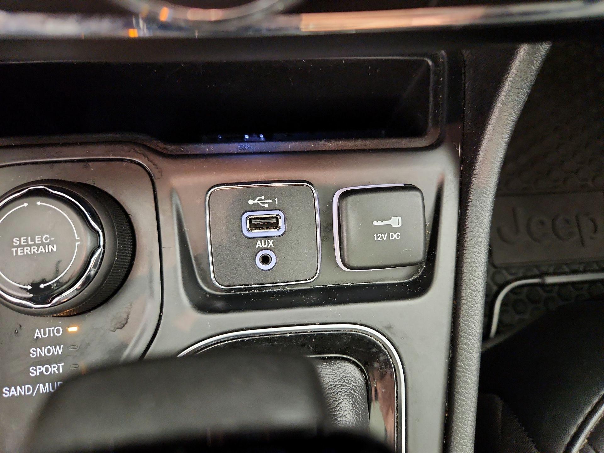 Thumbnail: 2019 Jeep Cherokee - 18