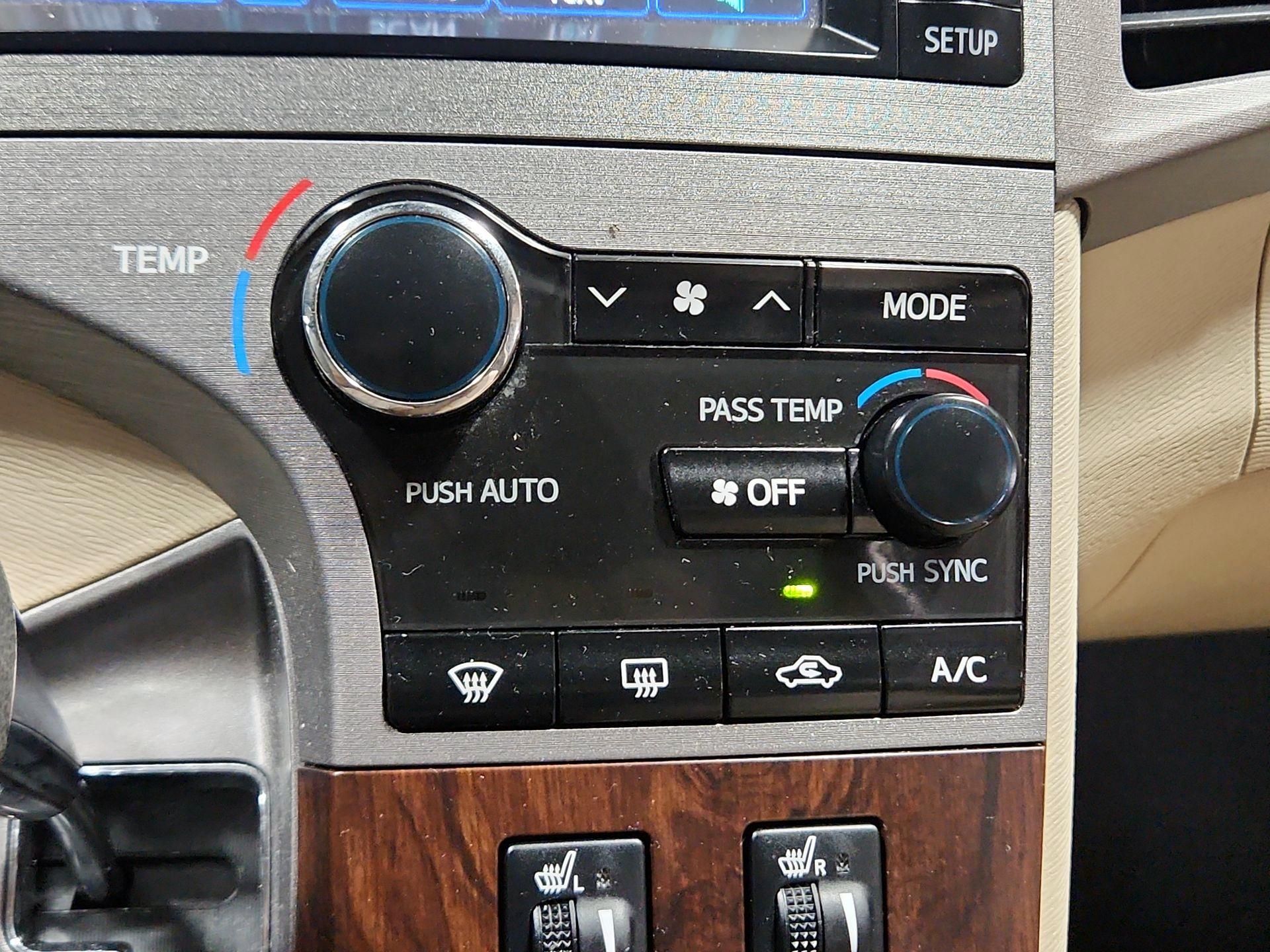 Thumbnail: 2014 Toyota Venza - 16