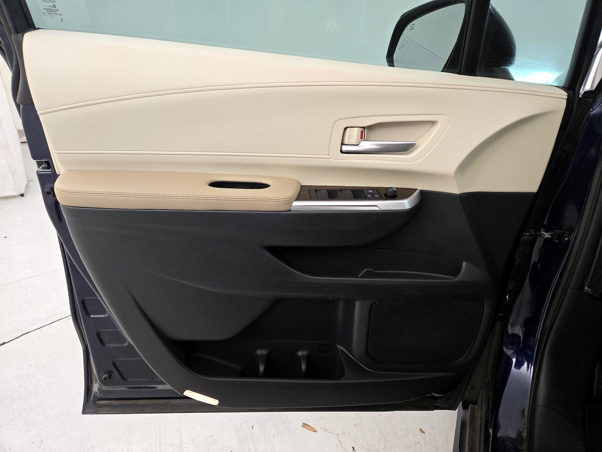 Thumbnail: 2021 Toyota Sienna - 12
