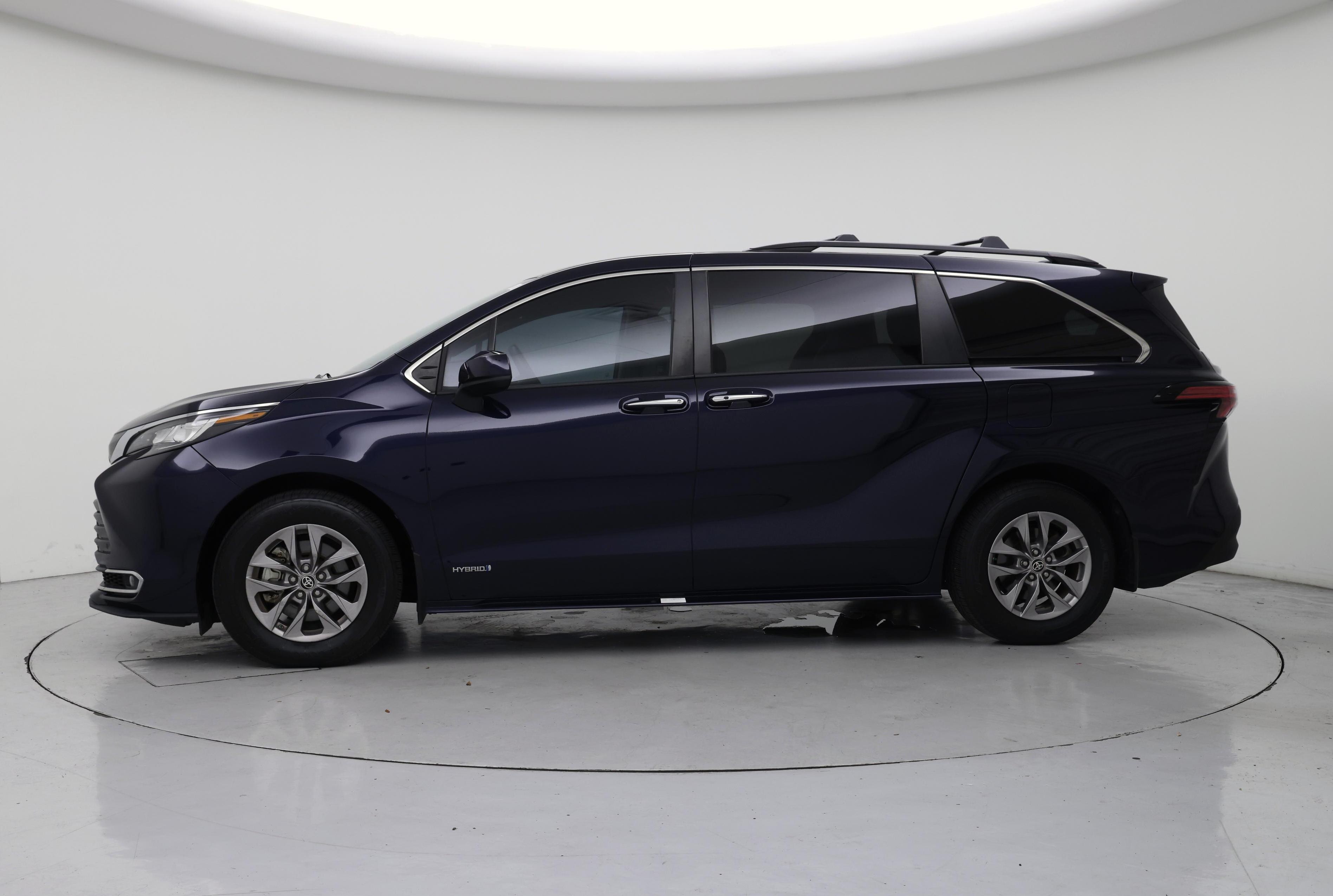 Thumbnail: 2021 Toyota Sienna - 3