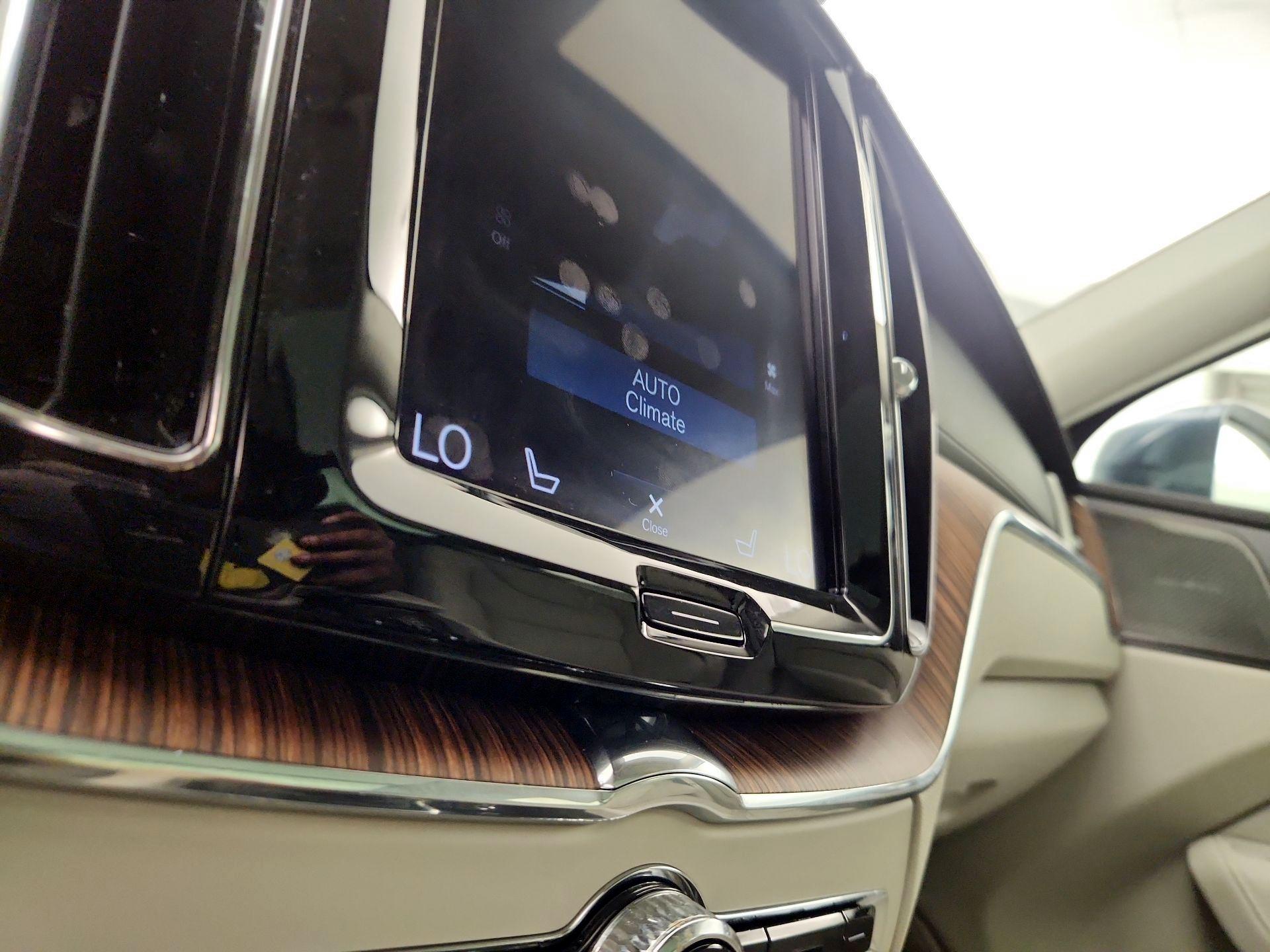 Thumbnail: 2020 Volvo XC60 - 16