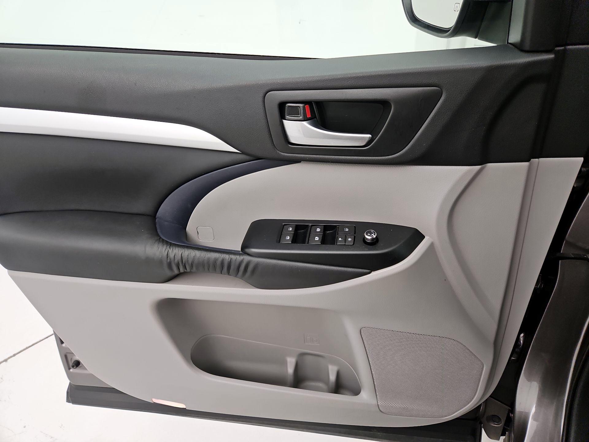 Thumbnail: 2015 Toyota Highlander - 12