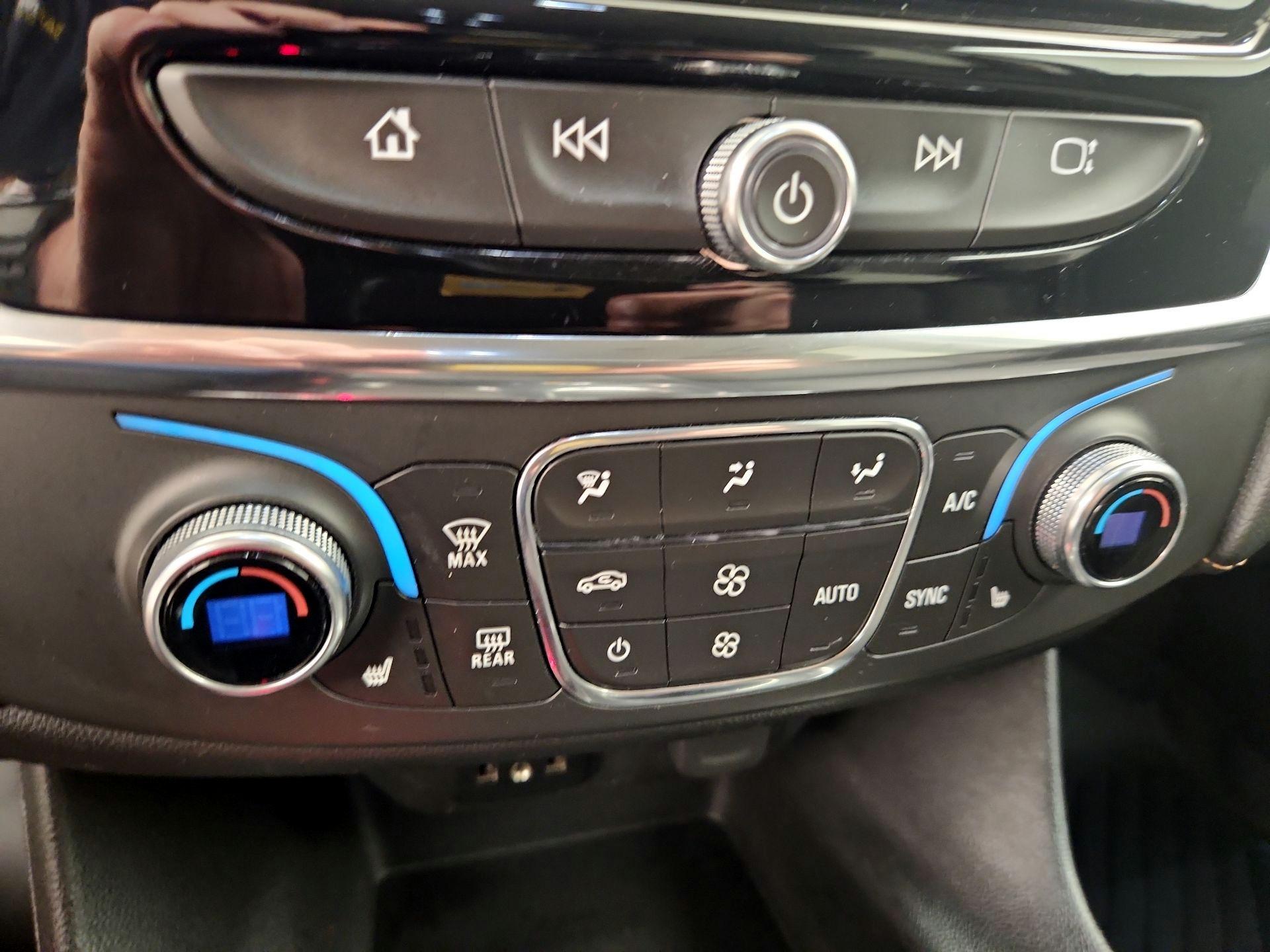 Thumbnail: 2021 Chevrolet Traverse - 16