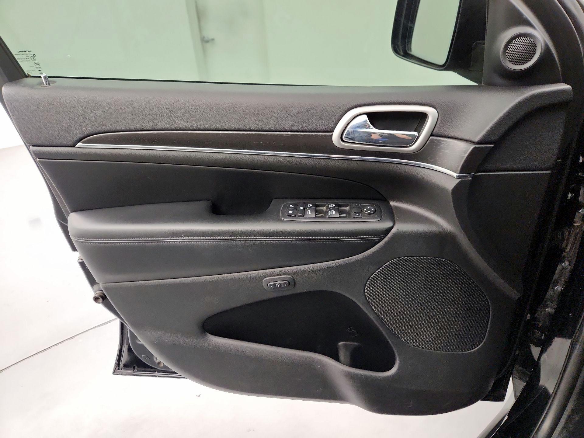 Thumbnail: 2018 Jeep Grand Cherokee - 12