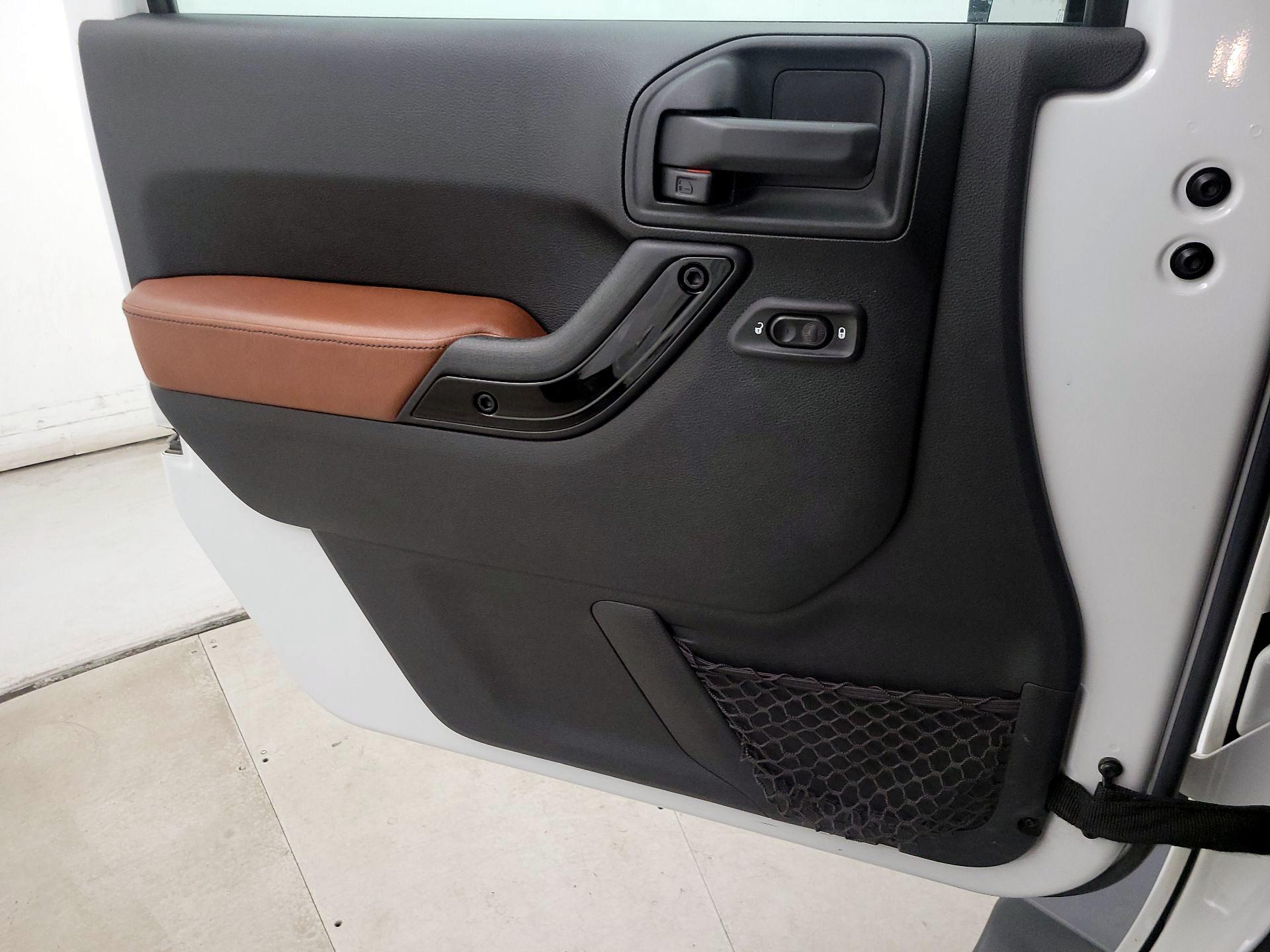 Thumbnail: 2016 Jeep Wrangler - 12