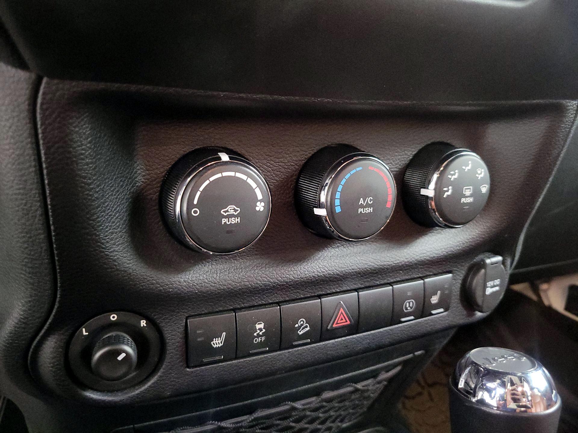 Thumbnail: 2016 Jeep Wrangler - 14