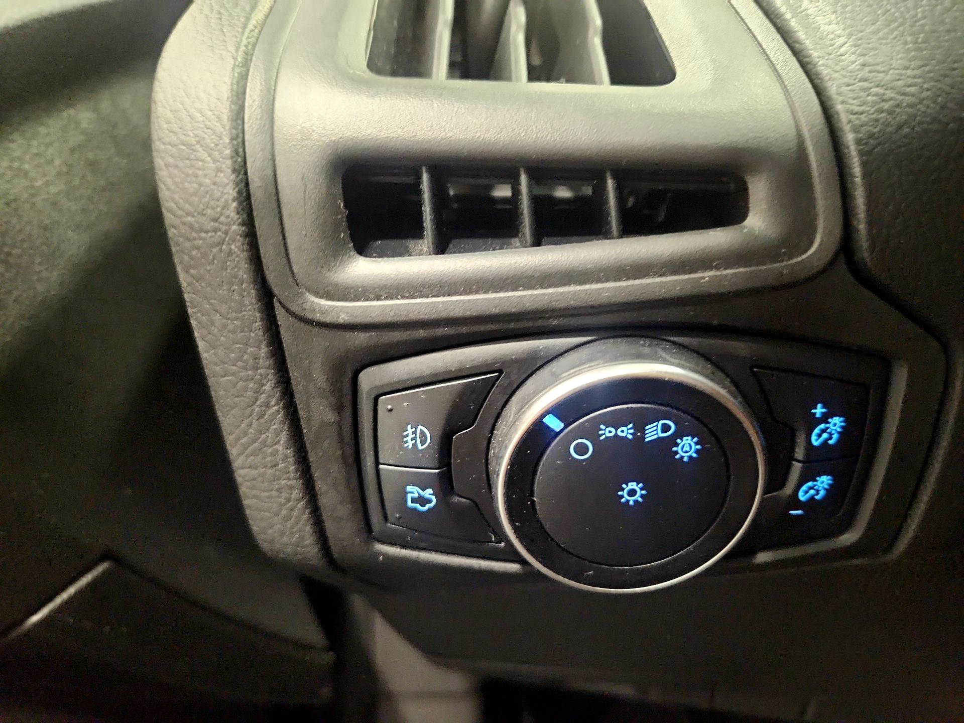Thumbnail: 2016 Ford Focus - 13