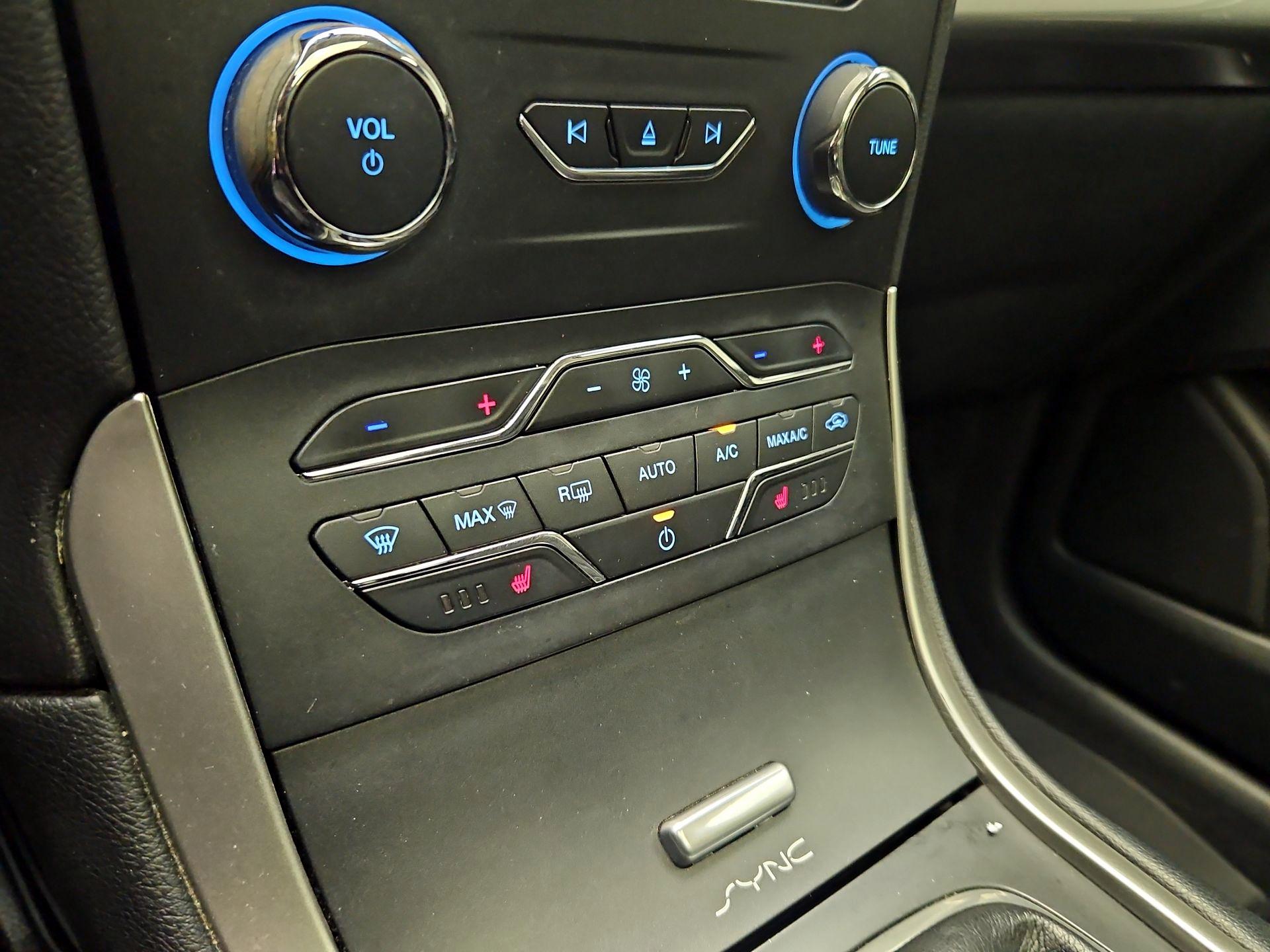 Thumbnail: 2015 Ford Edge - 17