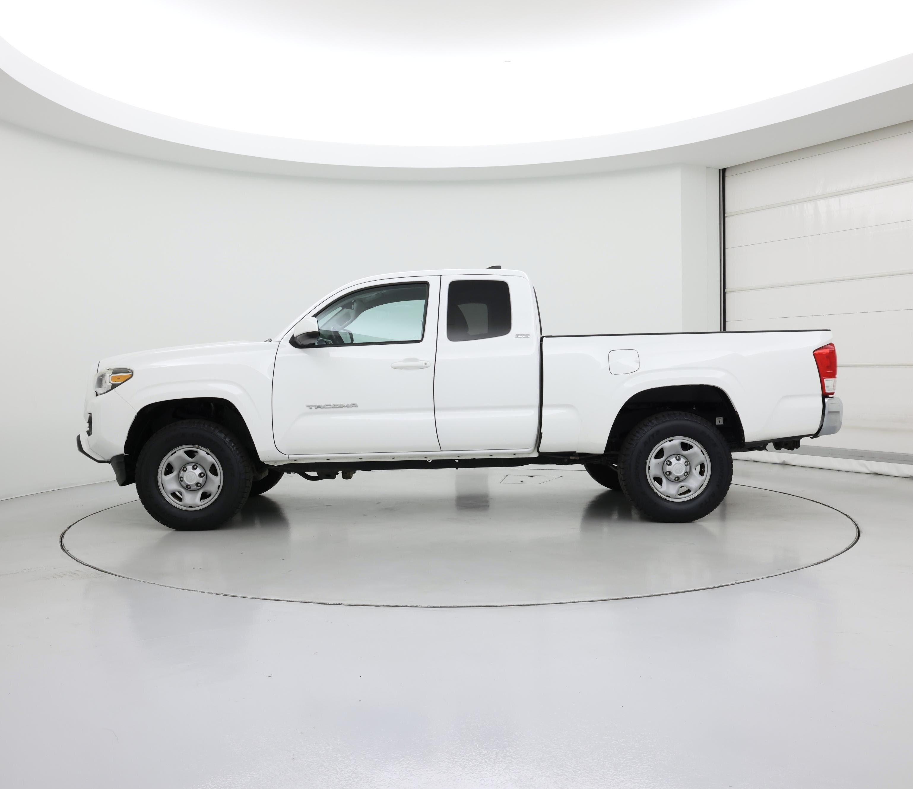 Thumbnail: 2016 Toyota Tacoma - 3
