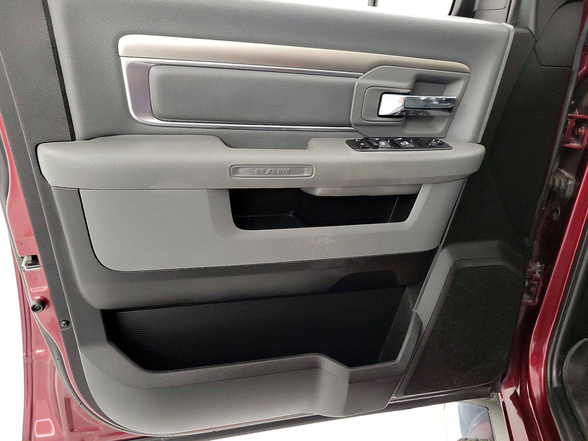 Thumbnail: 2020 RAM 1500 Classic - 12