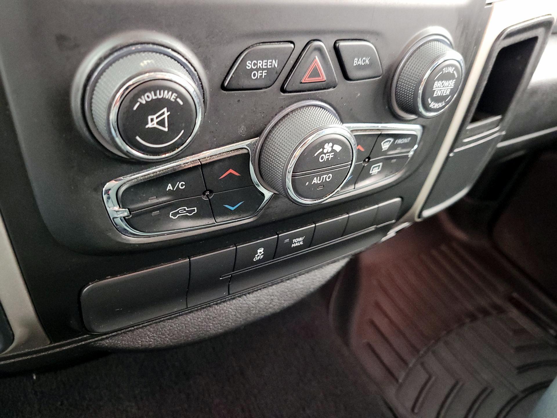 Thumbnail: 2020 RAM 1500 Classic - 16