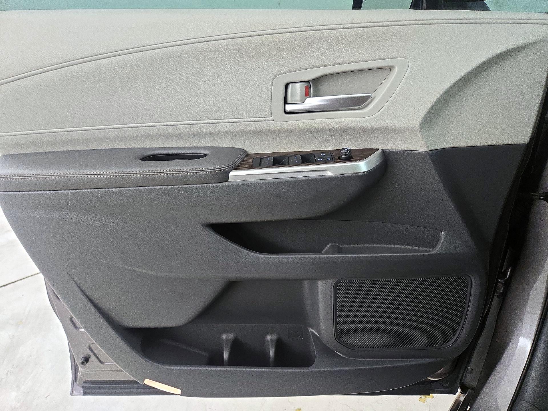 Thumbnail: 2021 Toyota Sienna - 12