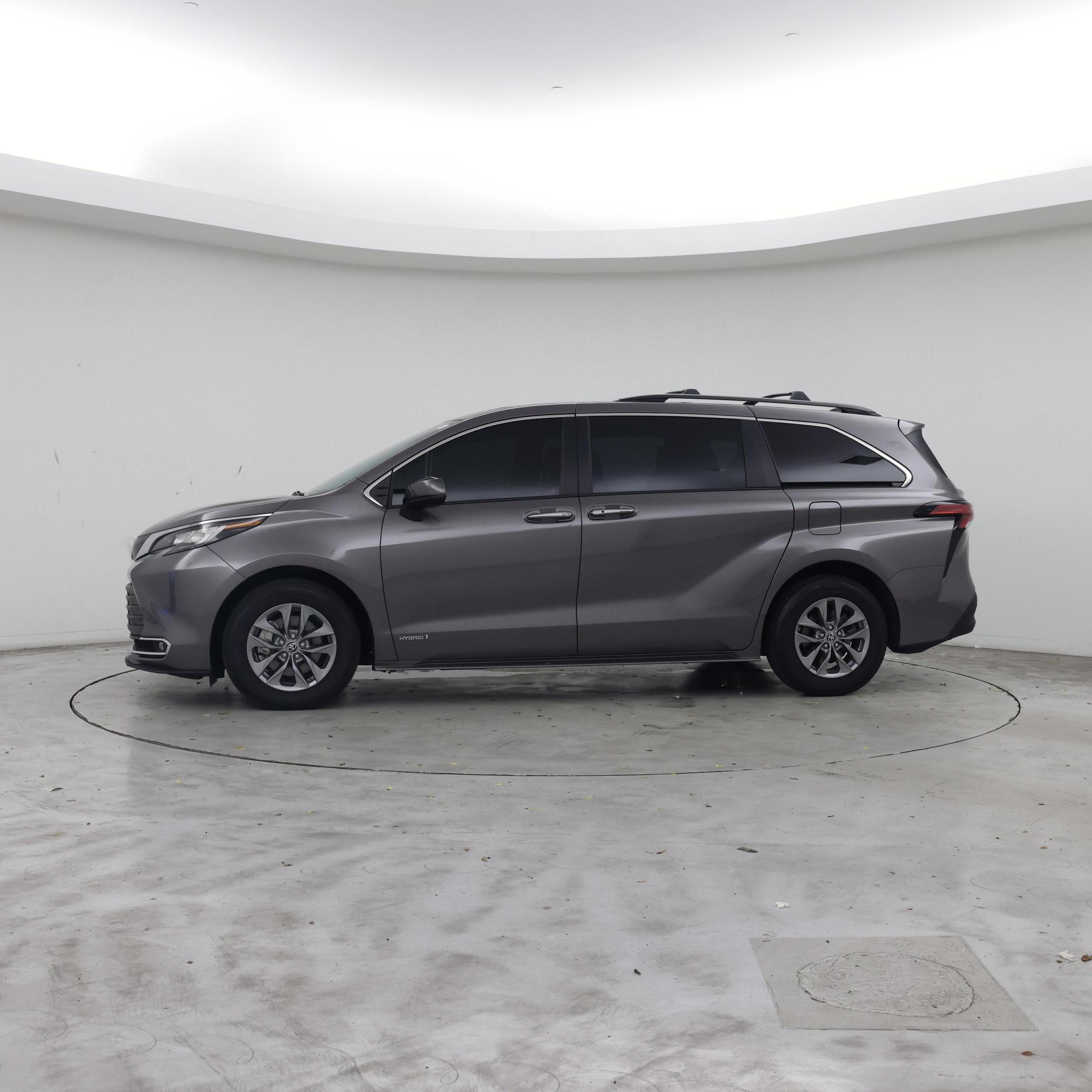 Thumbnail: 2021 Toyota Sienna - 3