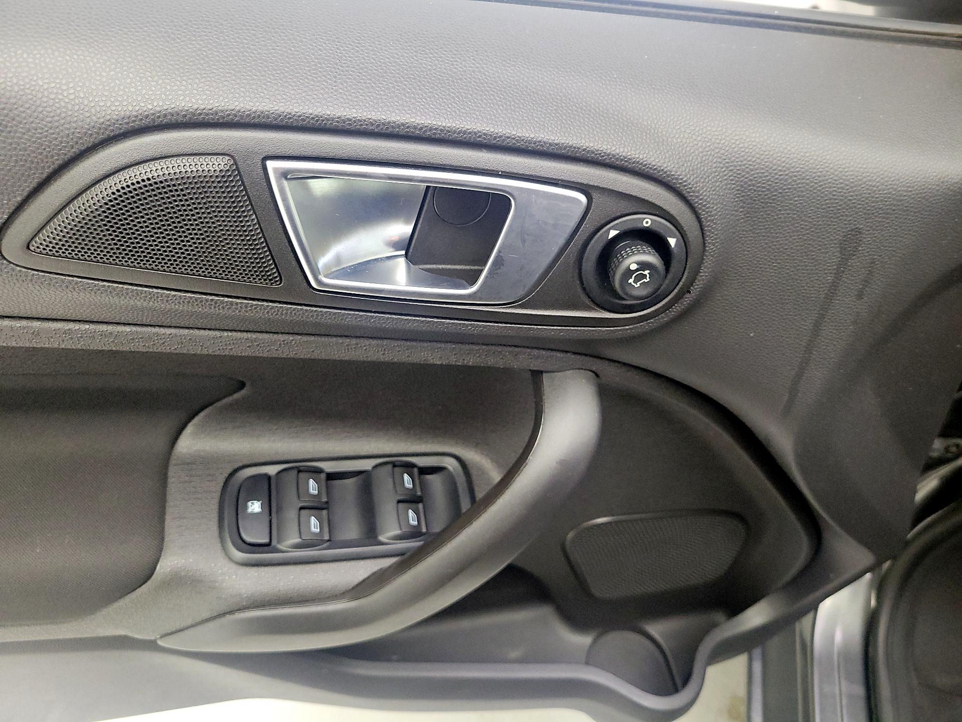 Thumbnail: 2016 Ford Fiesta - 12