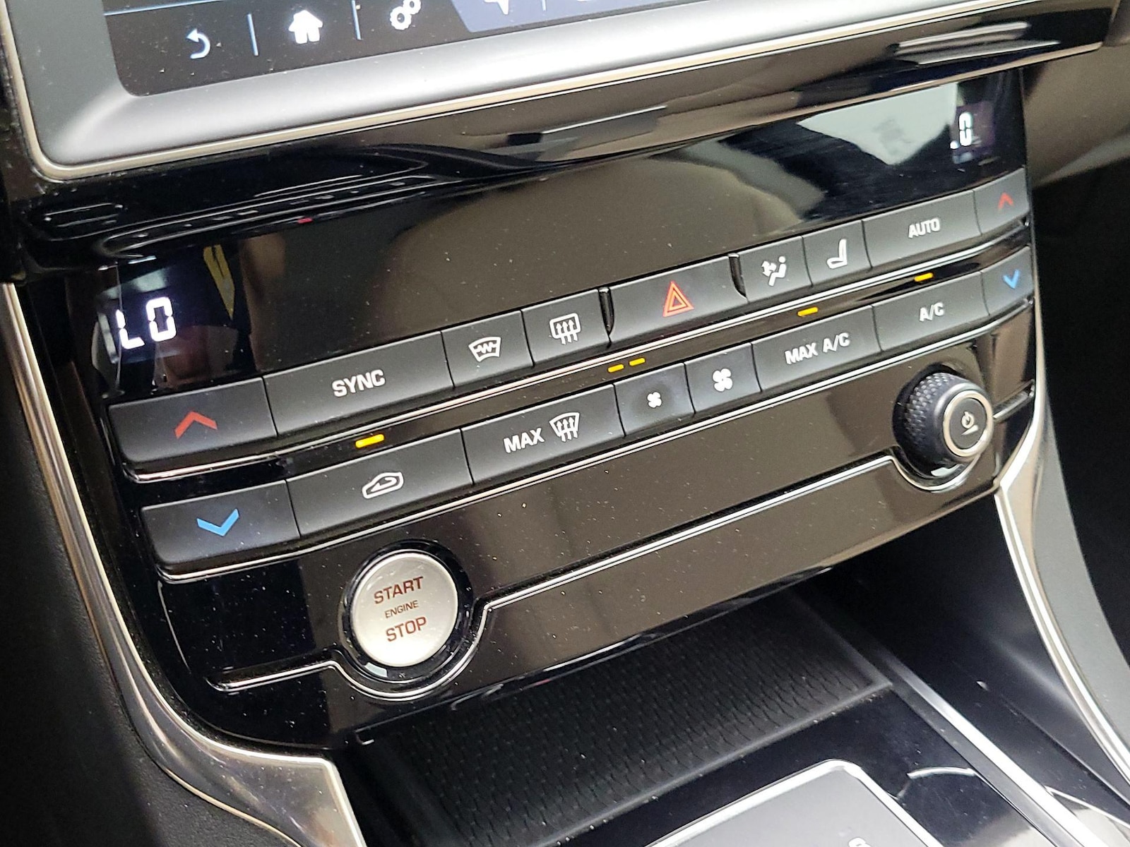 2019 Jaguar XE Premium - Photo 18