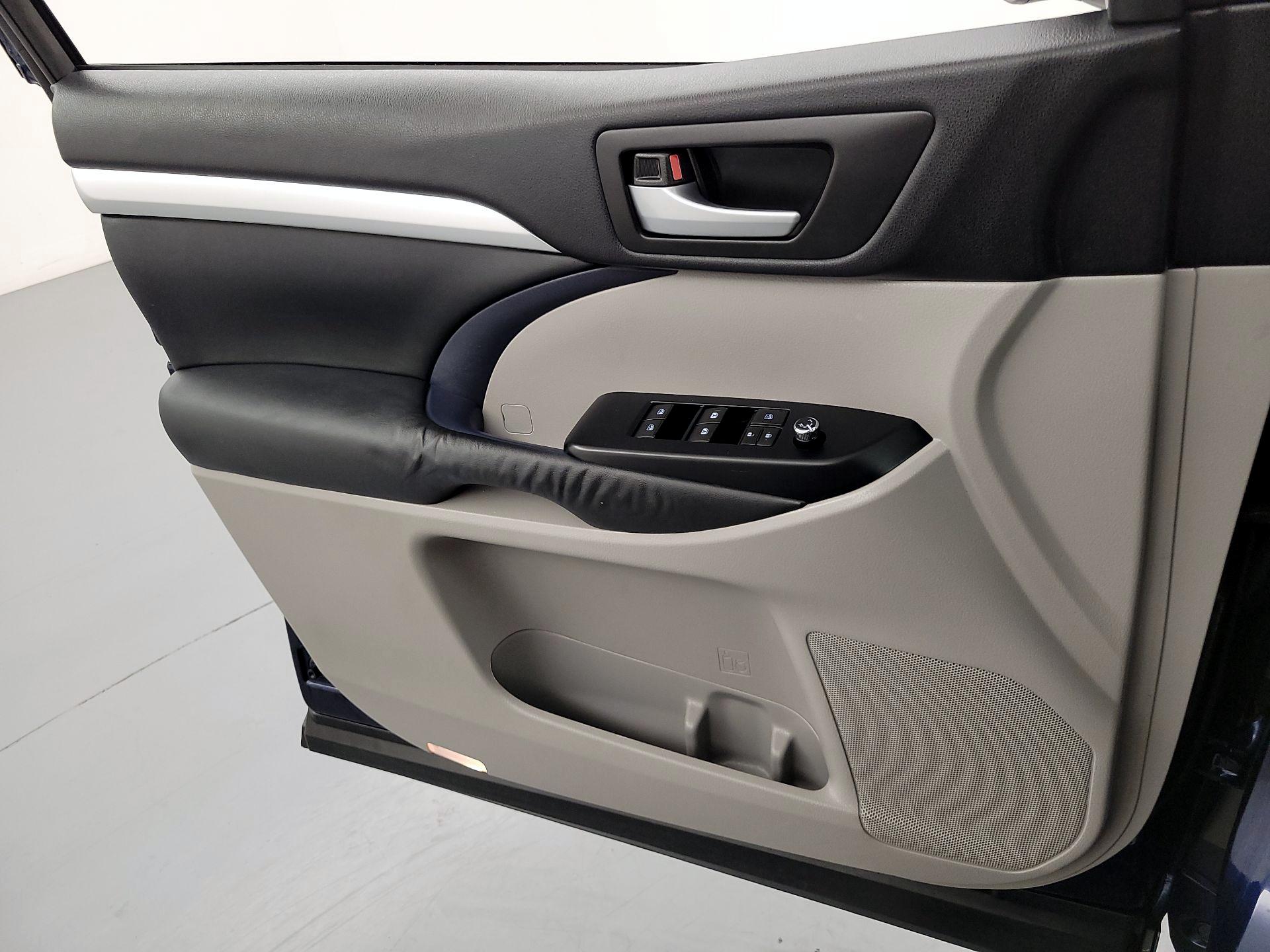 Thumbnail: 2015 Toyota Highlander - 12