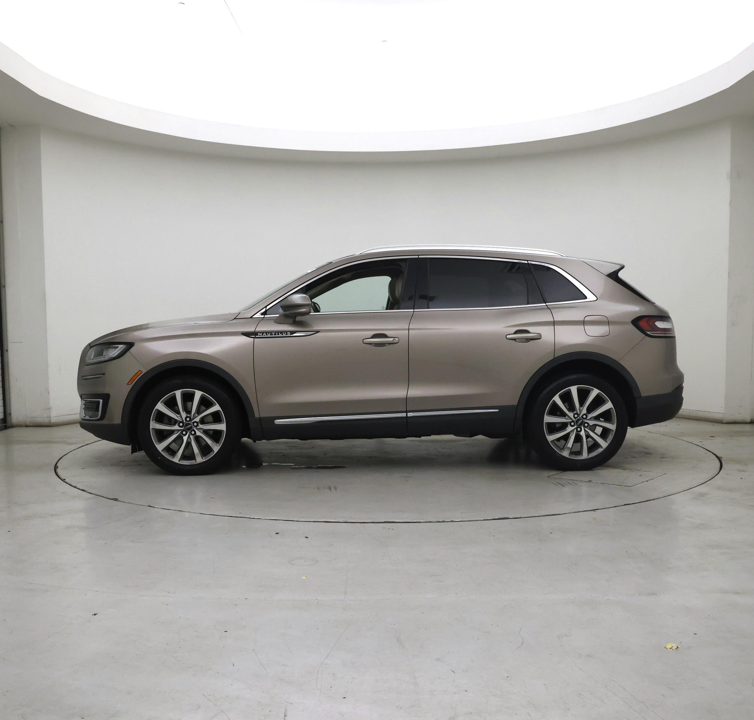 Thumbnail: 2019 Lincoln Nautilus - 3