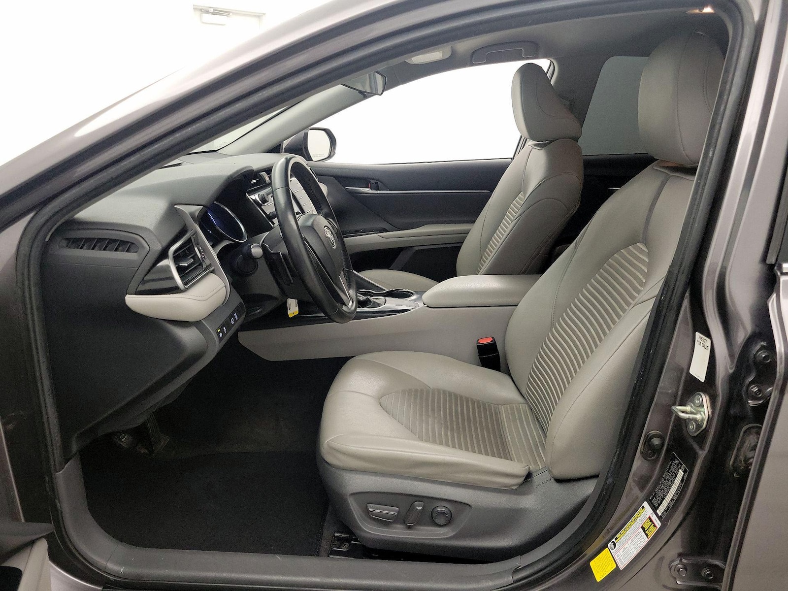 2020 Toyota Camry SE - Photo 12