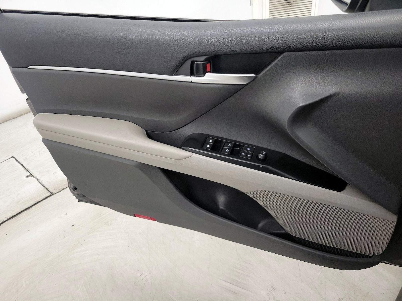 2020 Toyota Camry SE - Photo 13