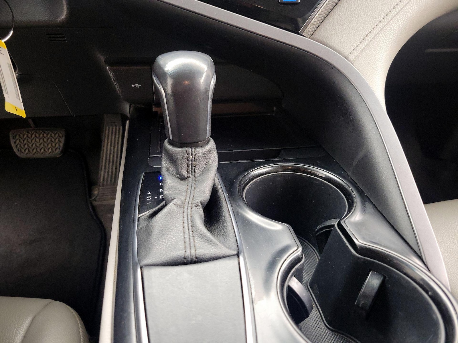 2020 Toyota Camry SE - Photo 18