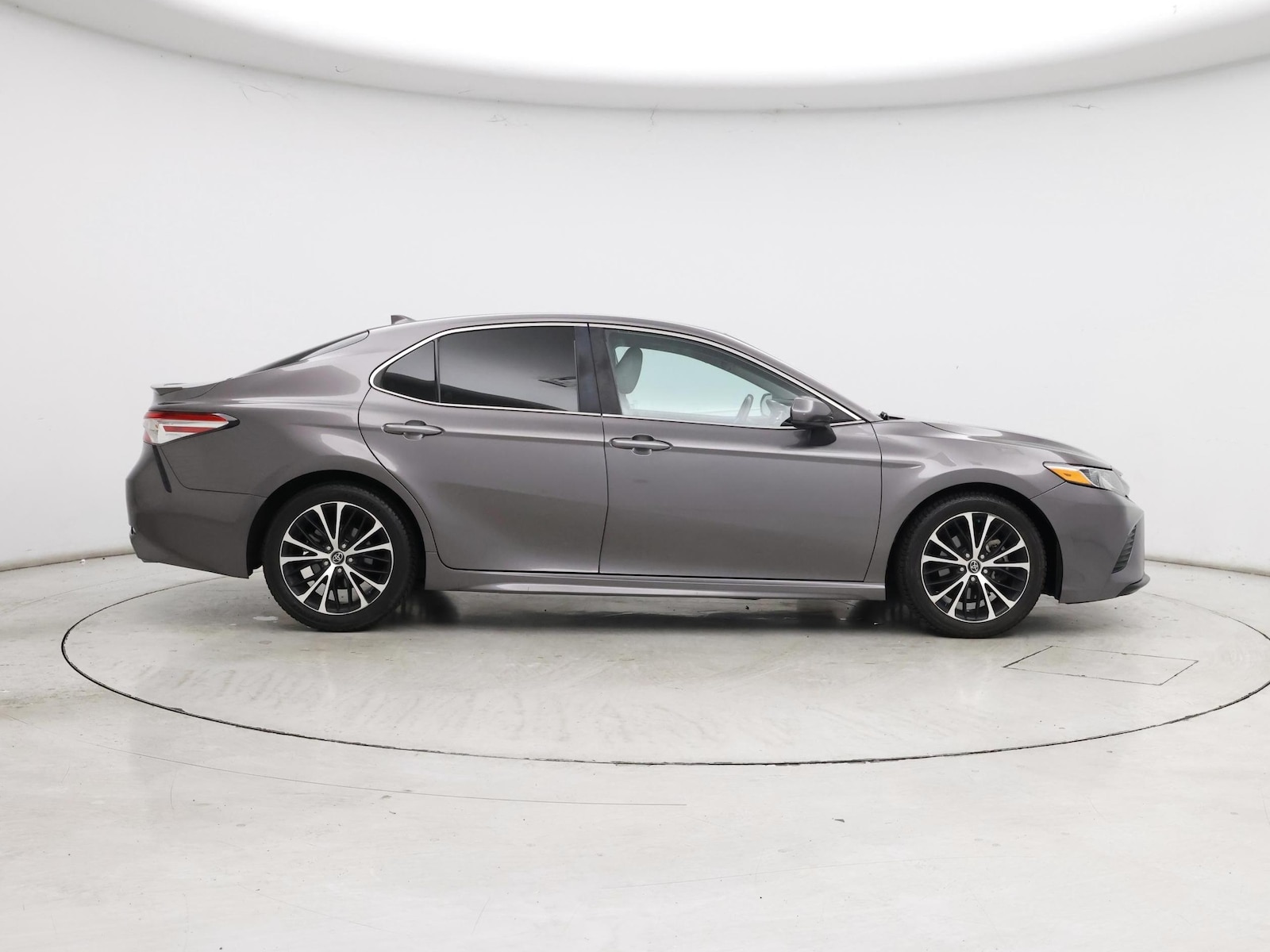 2020 Toyota Camry SE - Photo 8