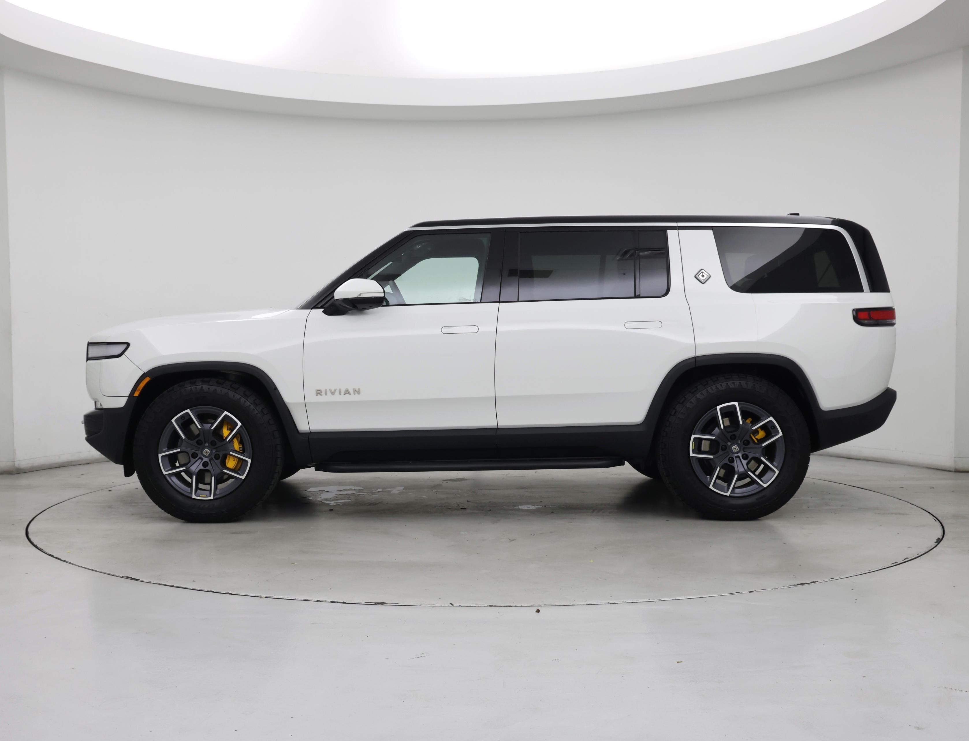 Thumbnail: 2023 Rivian R1S - 3