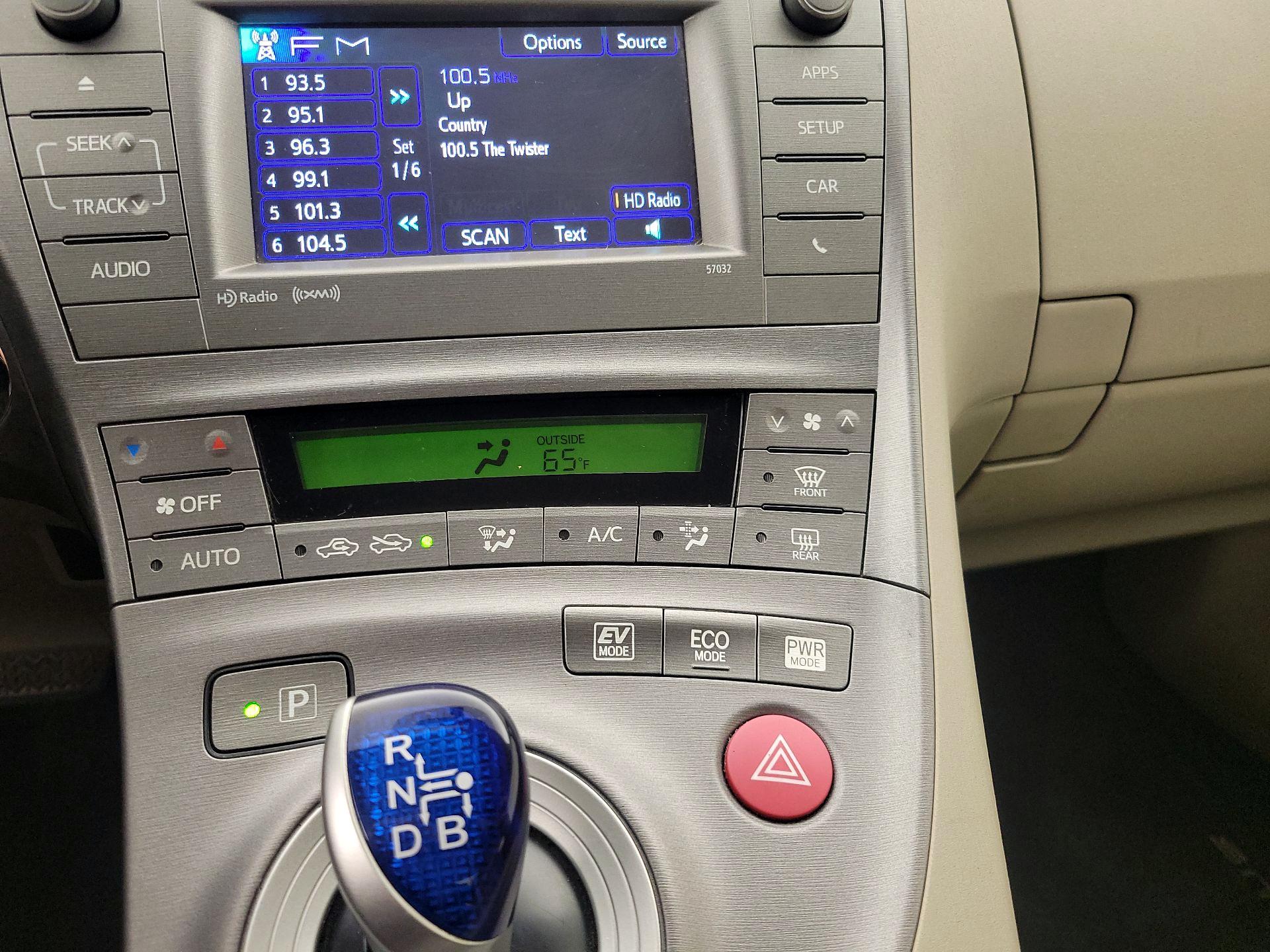 Thumbnail: 2015 Toyota Prius - 17