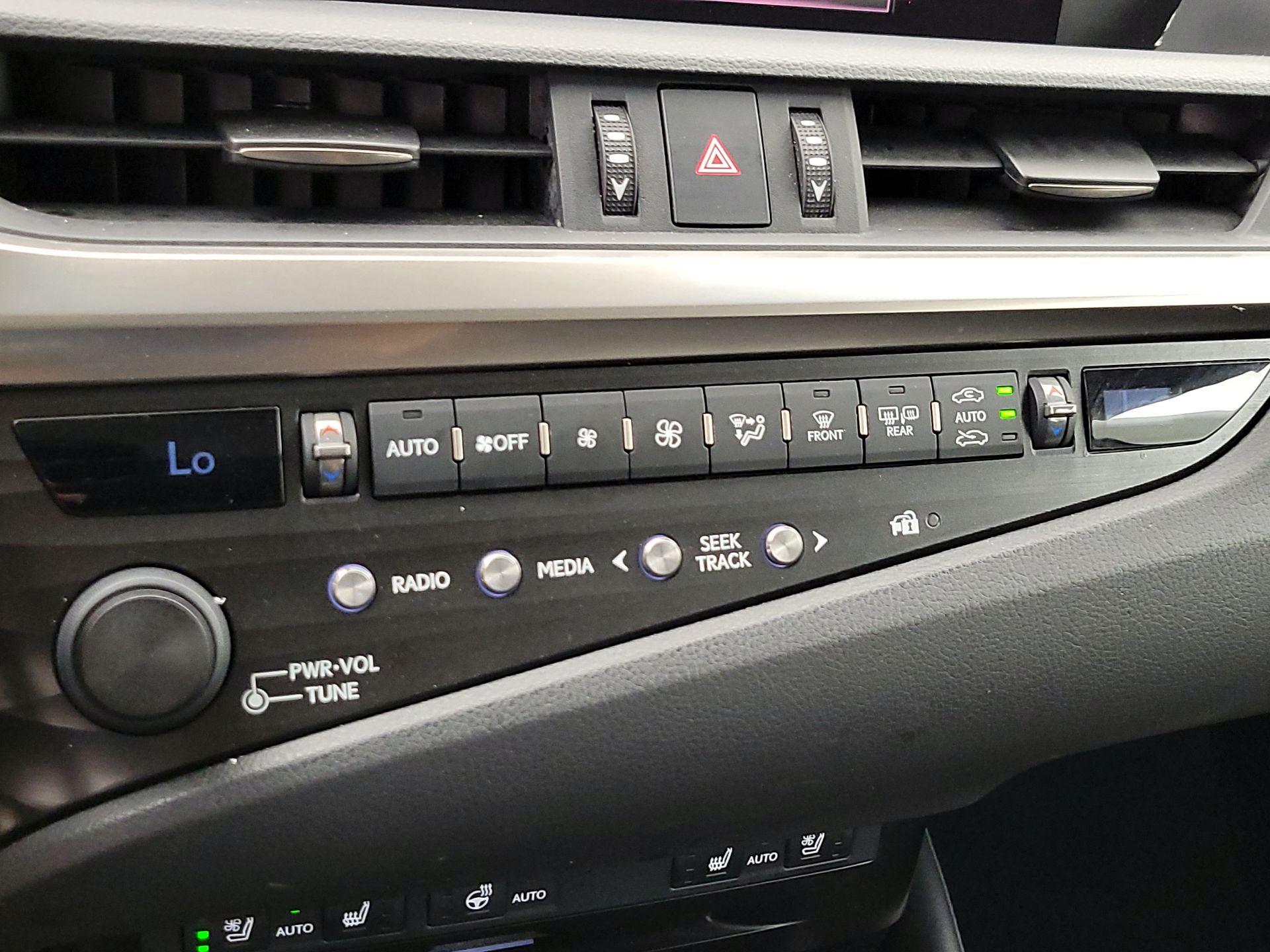 Thumbnail: 2020 Lexus ES - 16