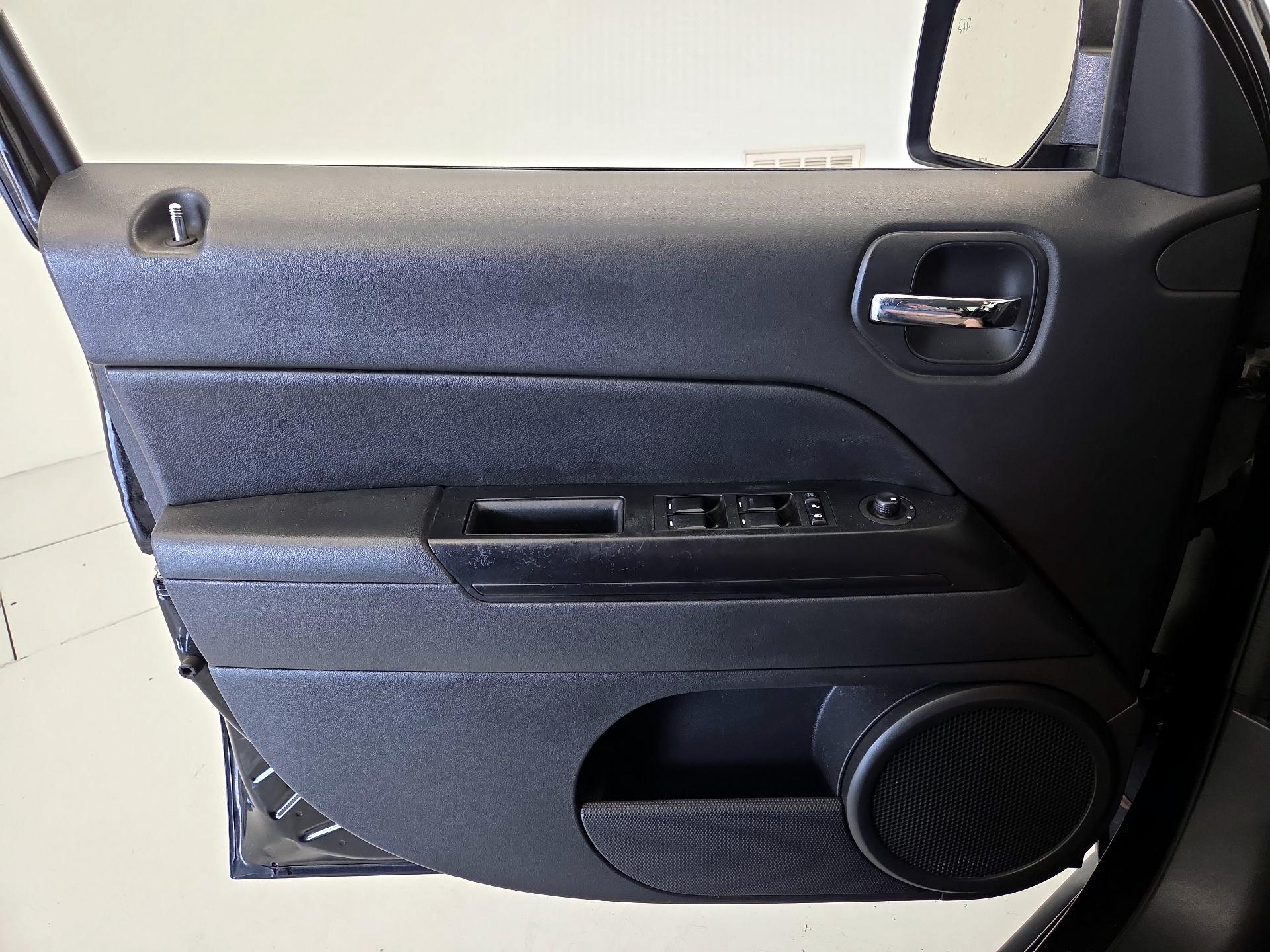 Thumbnail: 2016 Jeep Patriot - 12