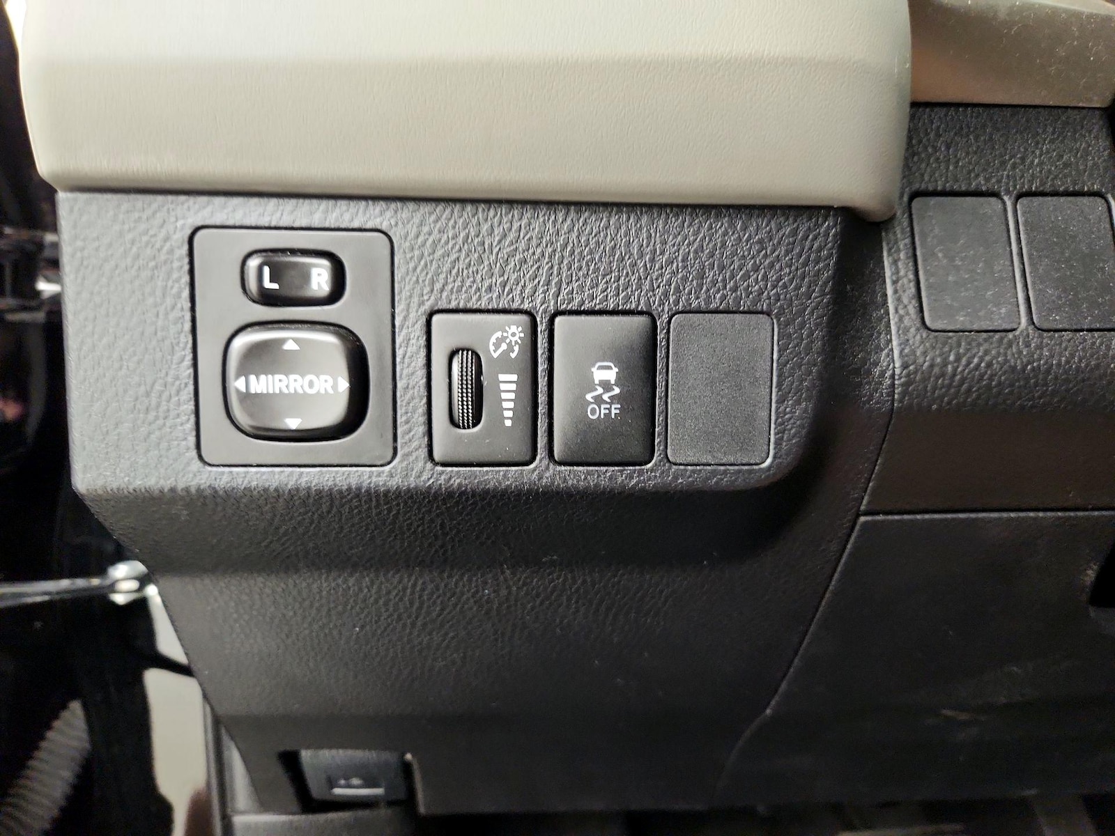 2014 Toyota RAV4 LE - Photo 14