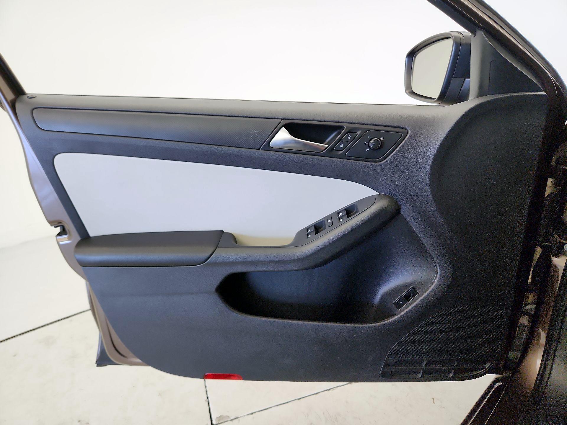 Thumbnail: 2015 Volkswagen Jetta - 12