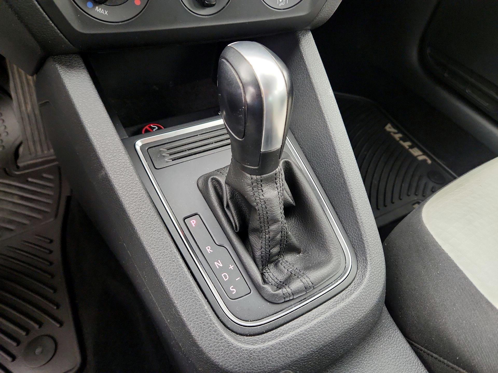 Thumbnail: 2015 Volkswagen Jetta - 15