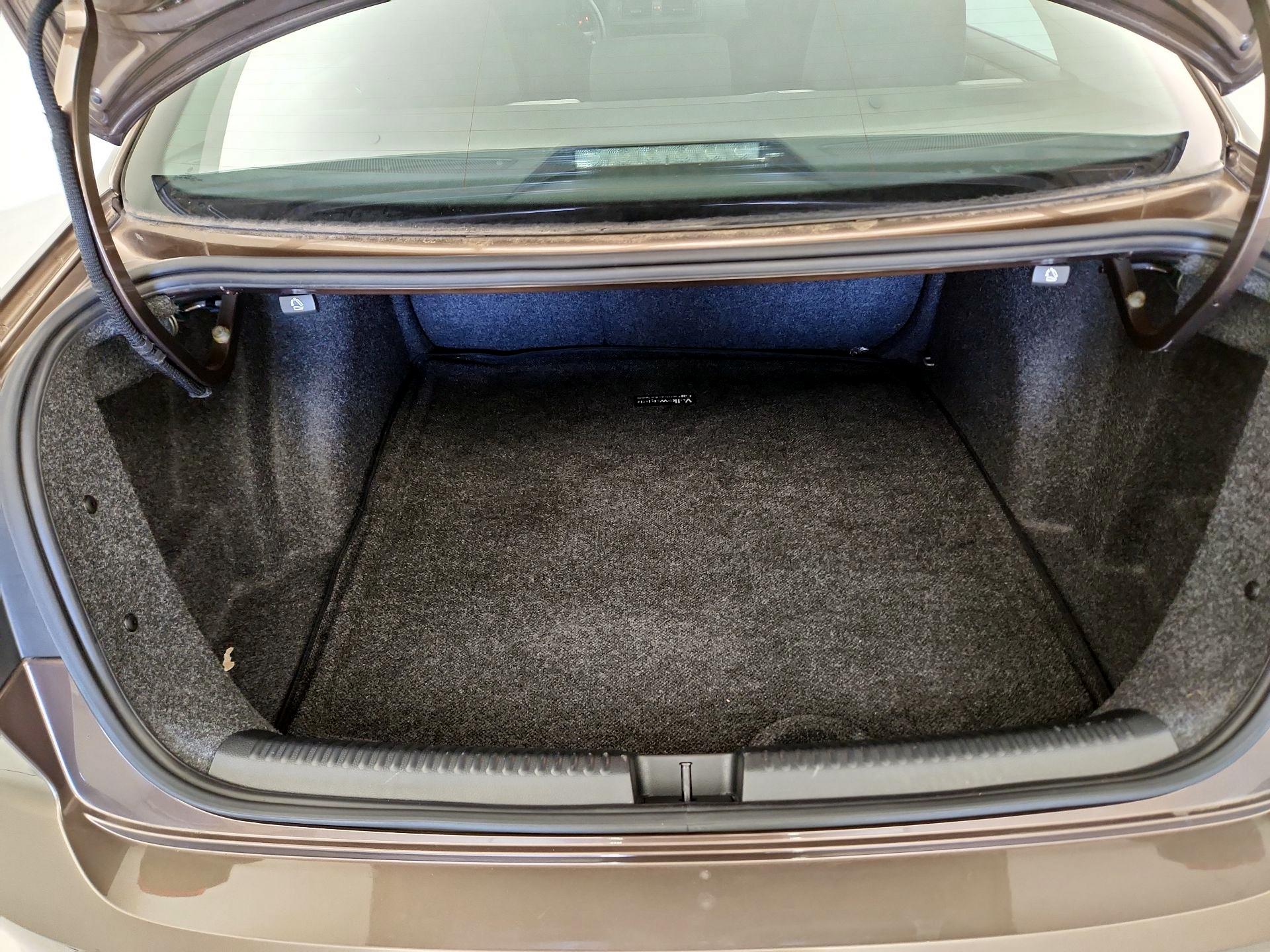 Thumbnail: 2015 Volkswagen Jetta - 17