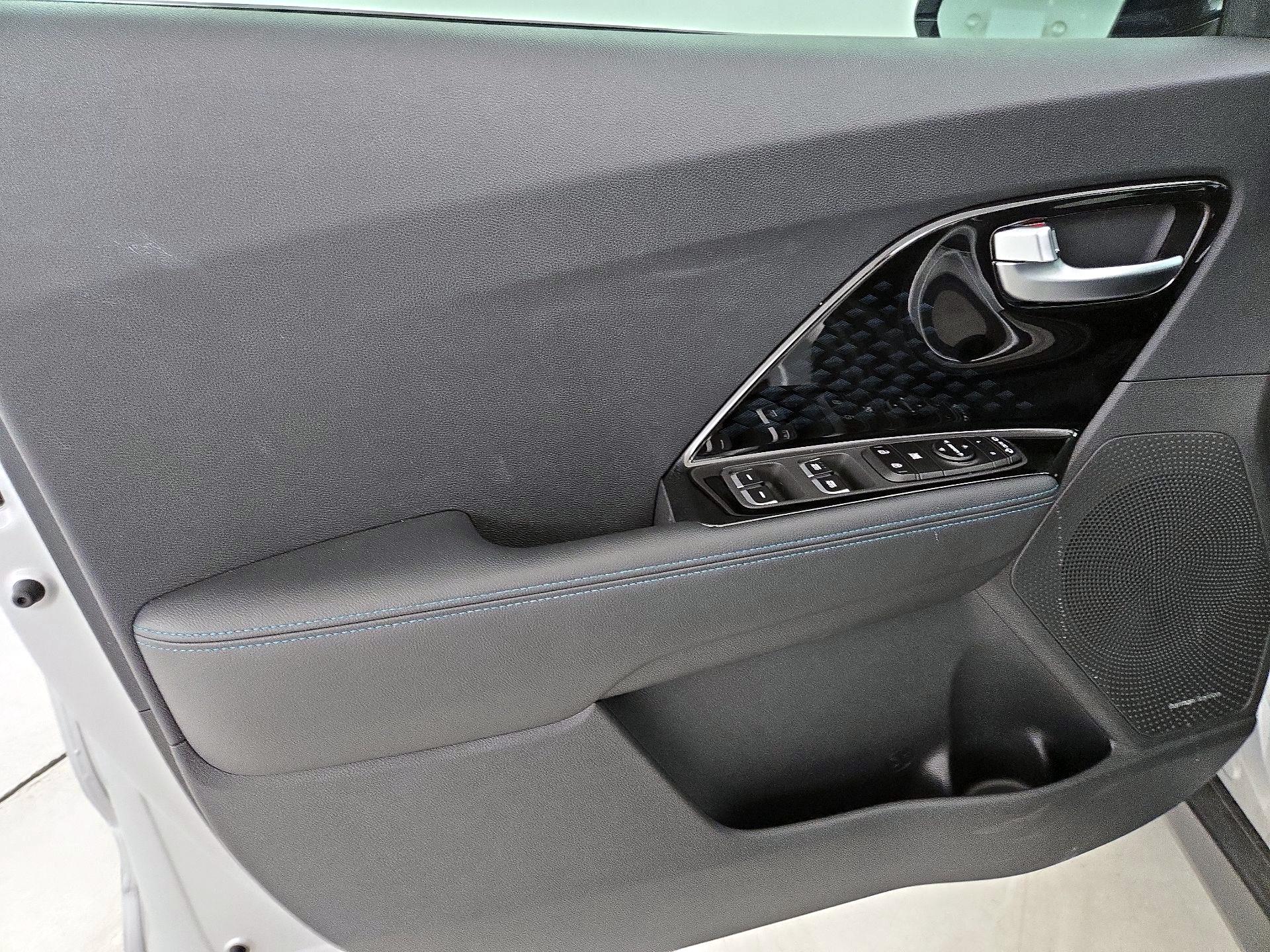 Thumbnail: 2021 Kia Niro - 12