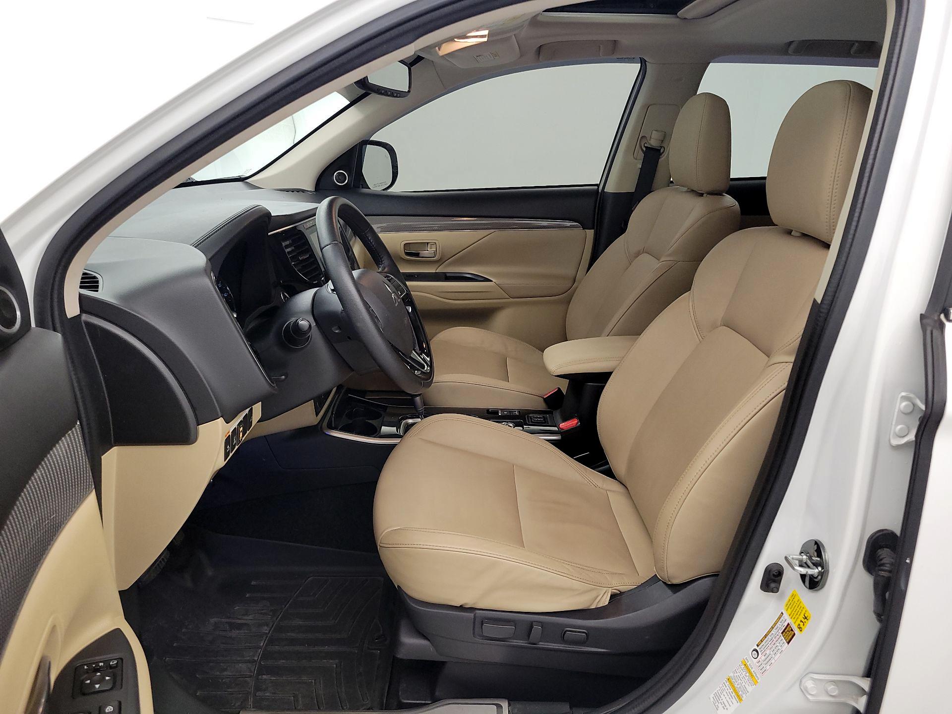 Thumbnail: 2020 Mitsubishi Outlander - 11