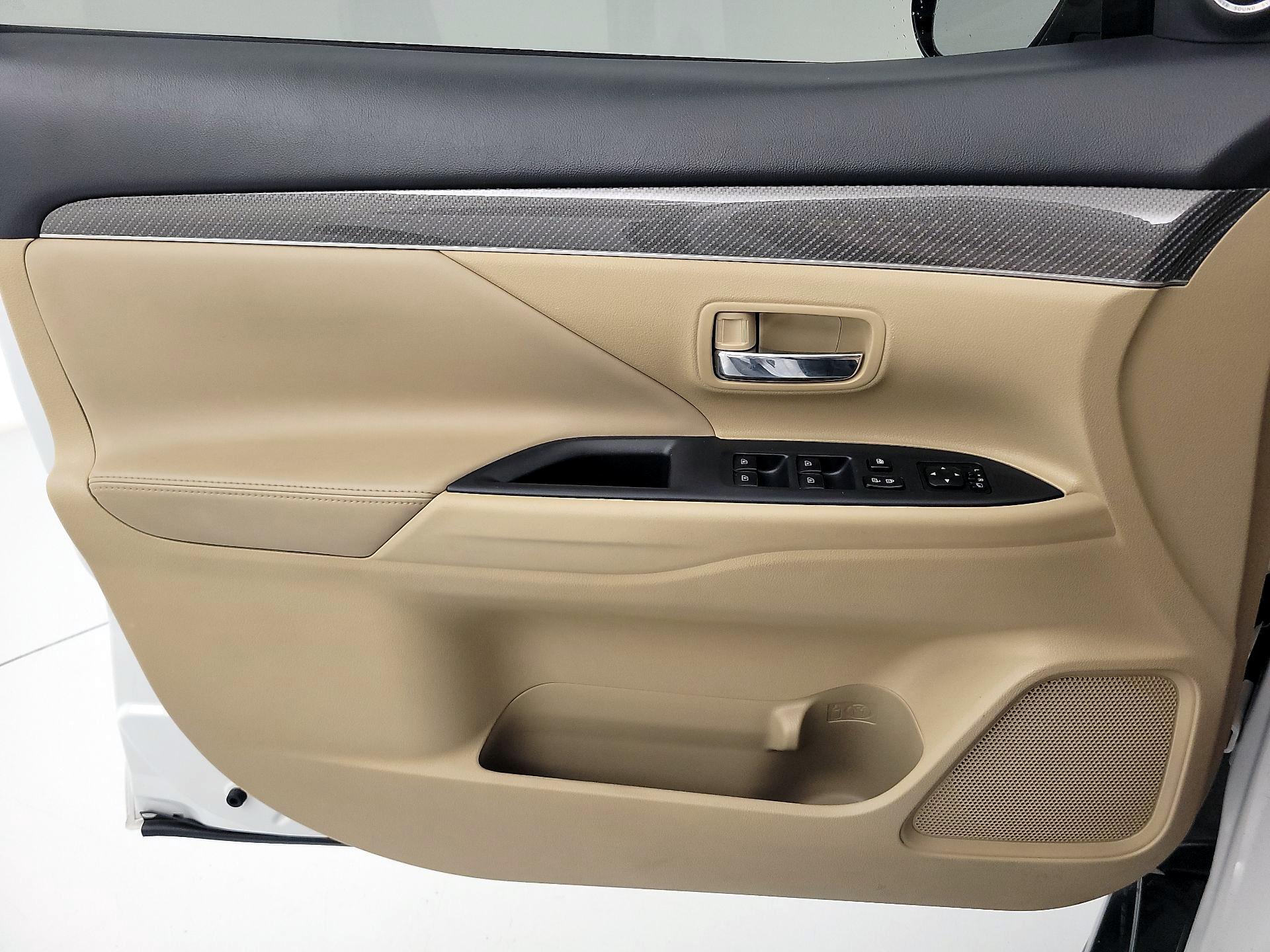 Thumbnail: 2020 Mitsubishi Outlander - 12