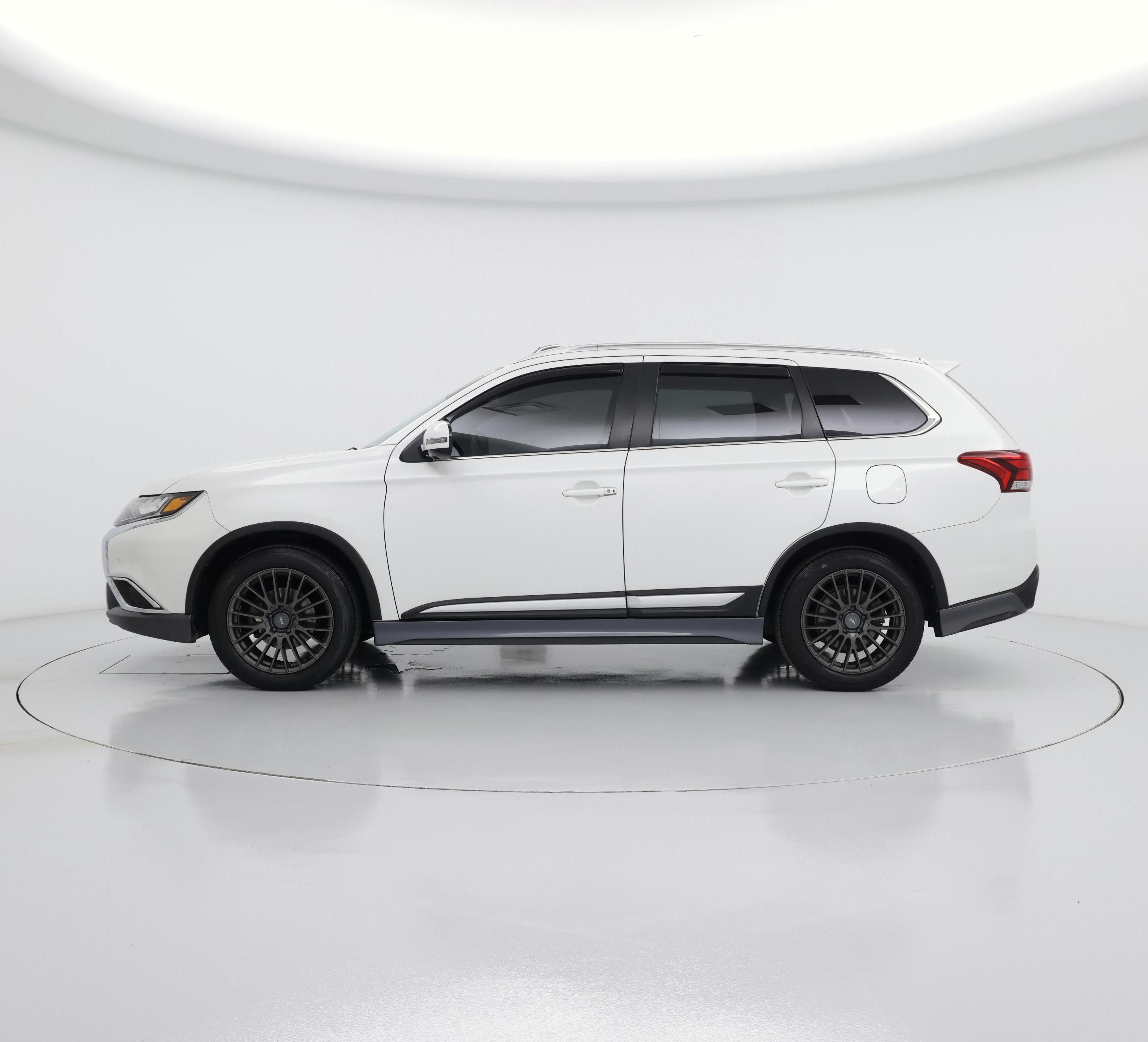 Thumbnail: 2020 Mitsubishi Outlander - 3