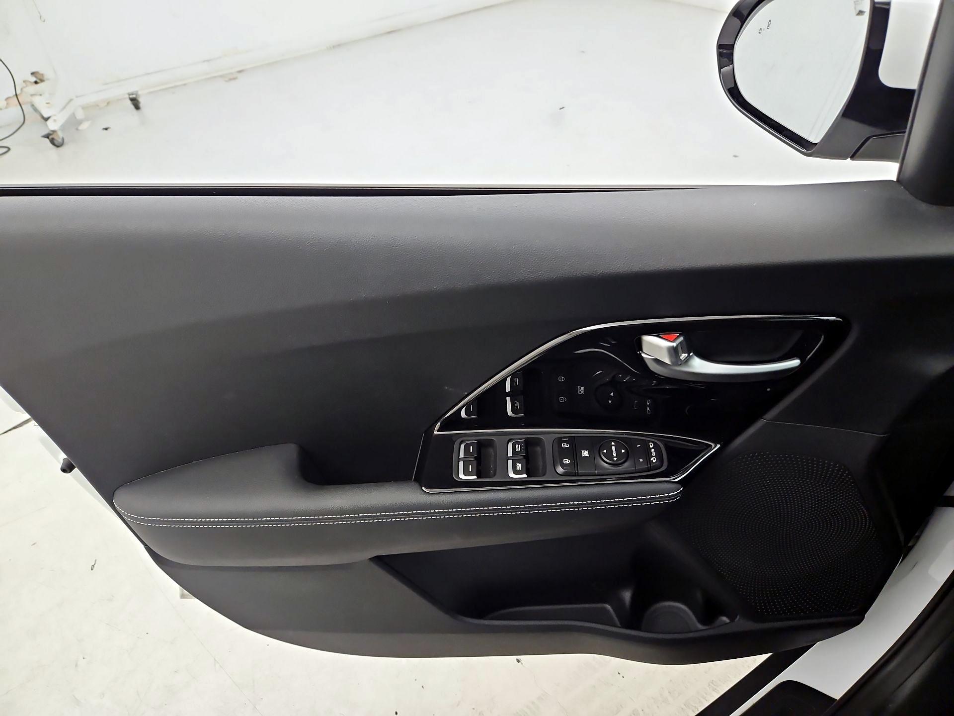 Thumbnail: 2020 Kia Niro - 12