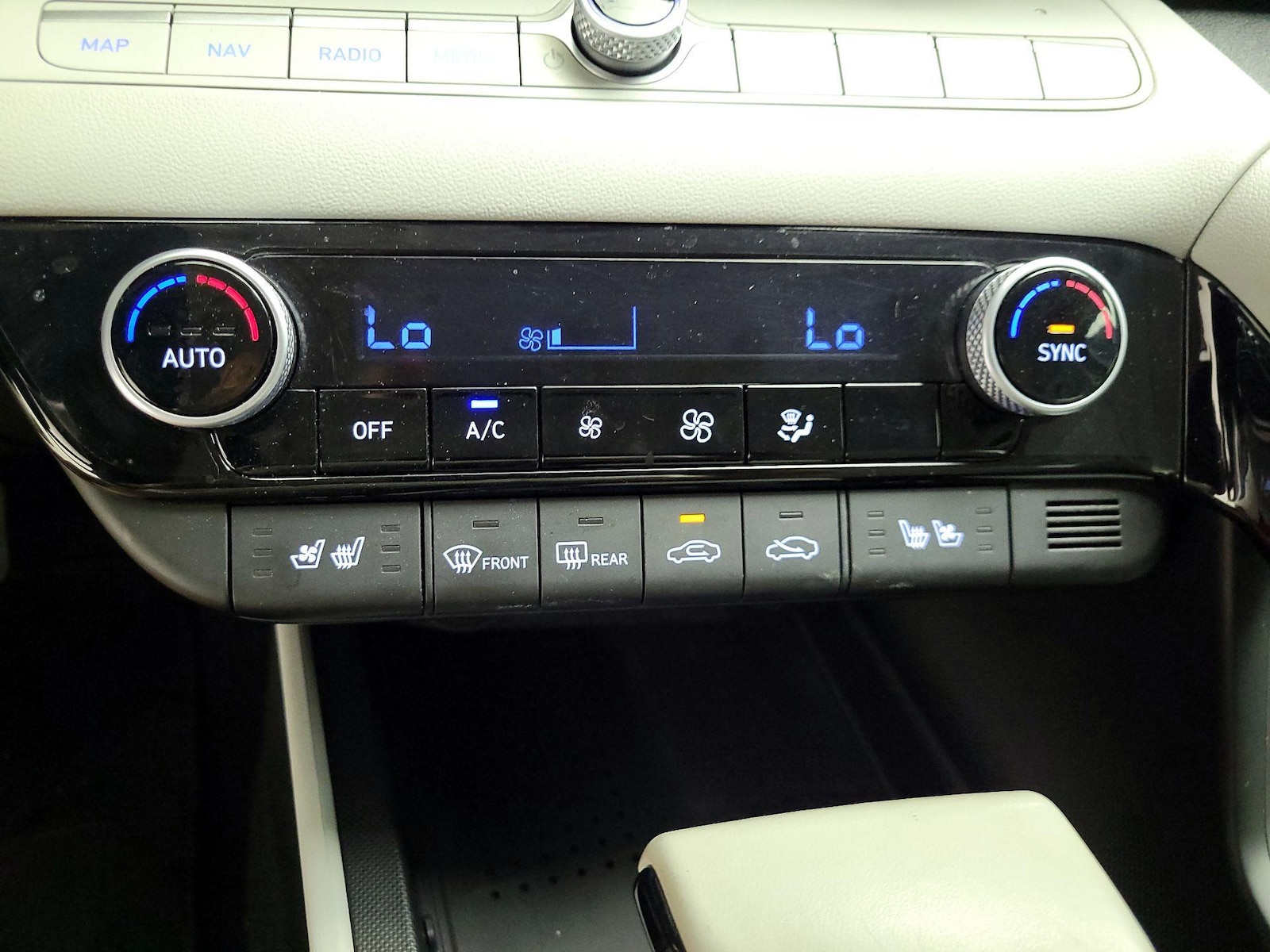 2023 Hyundai Elantra Limited - Photo 18