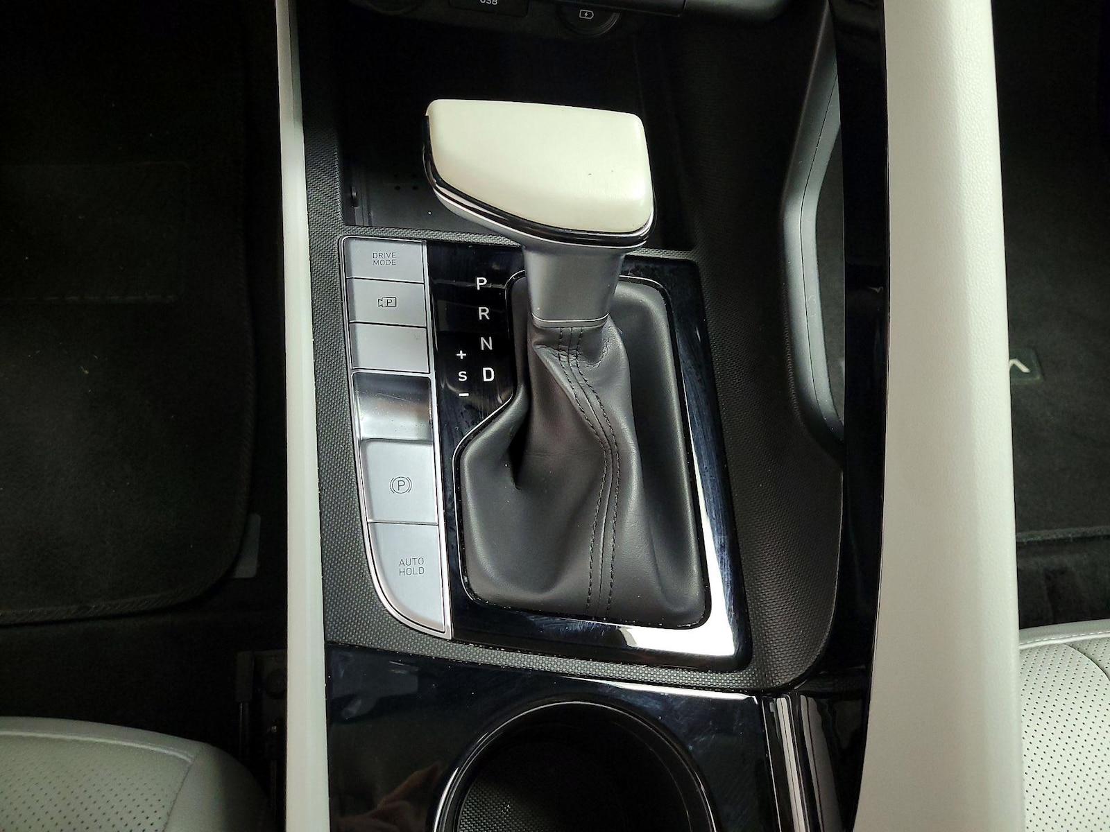 2023 Hyundai Elantra Limited - Photo 19