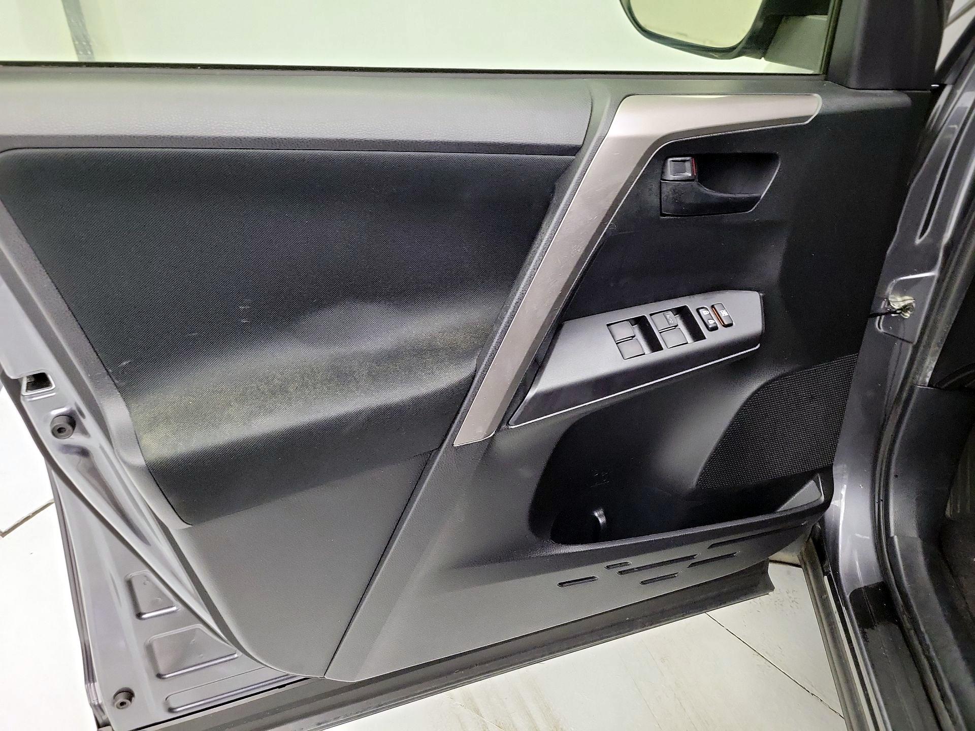 Thumbnail: 2016 Toyota RAV4 - 12
