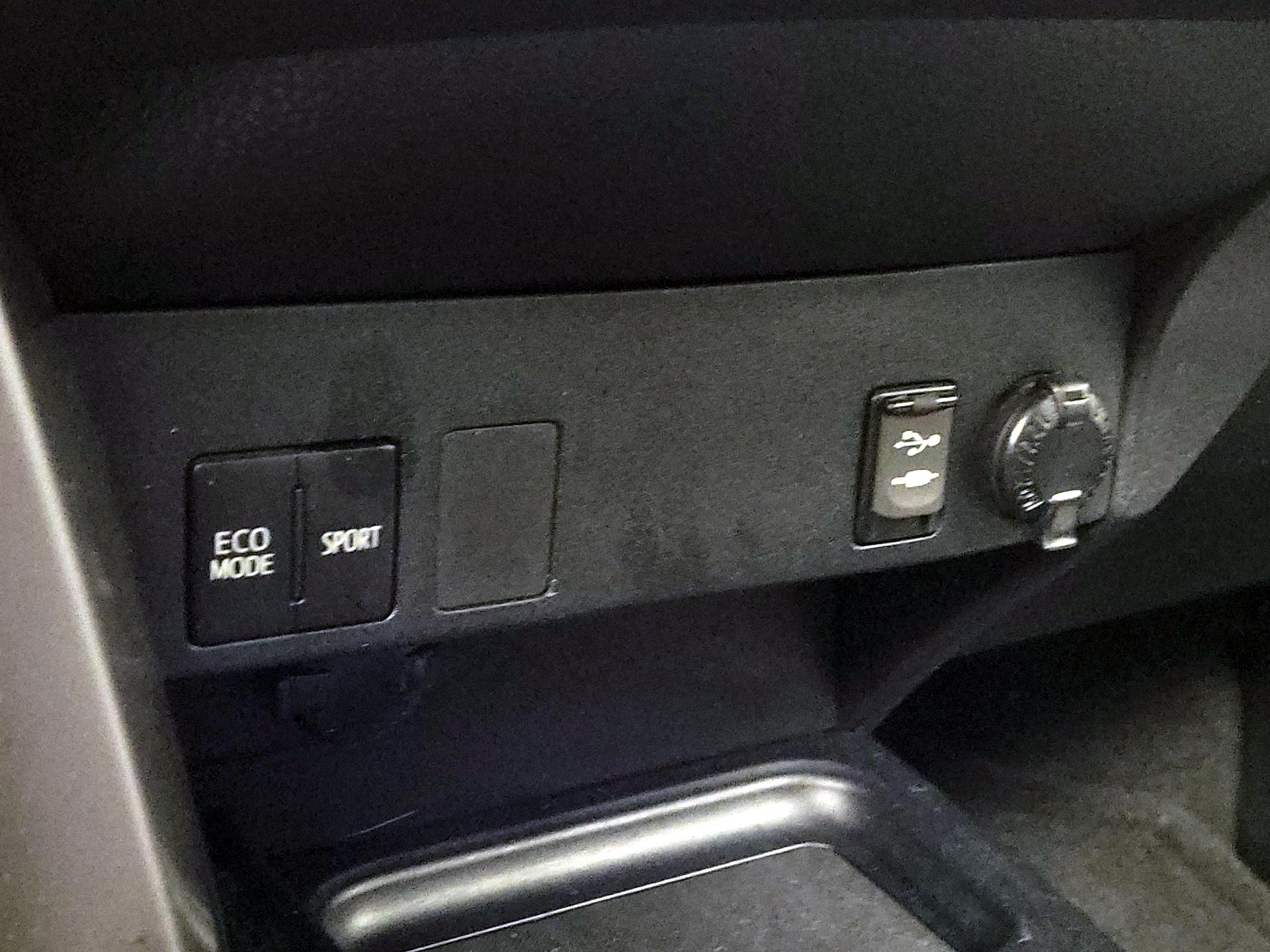 Thumbnail: 2016 Toyota RAV4 - 18