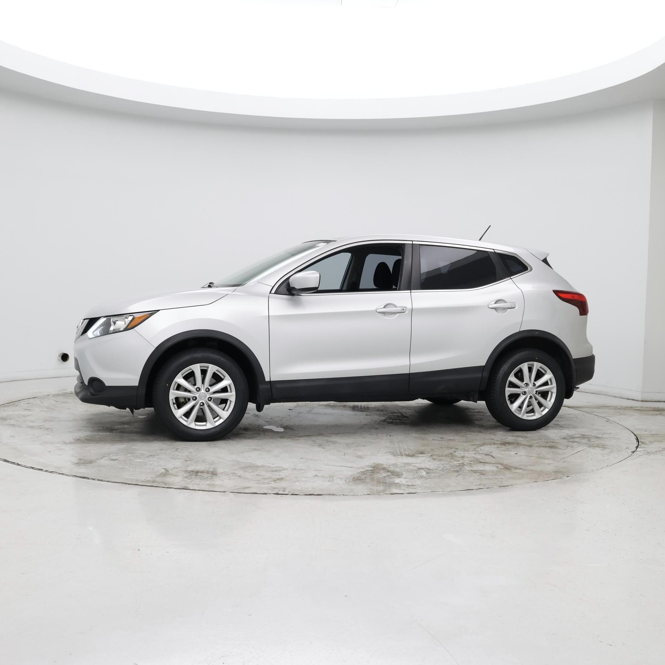 Thumbnail: 2017 Nissan Rogue Sport - 4