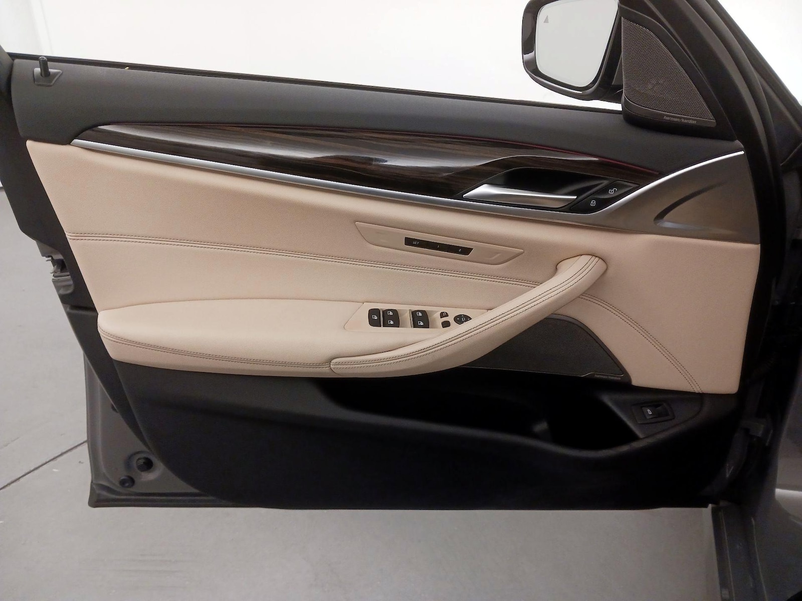 2022 BMW 5 Series 530i - Photo 13