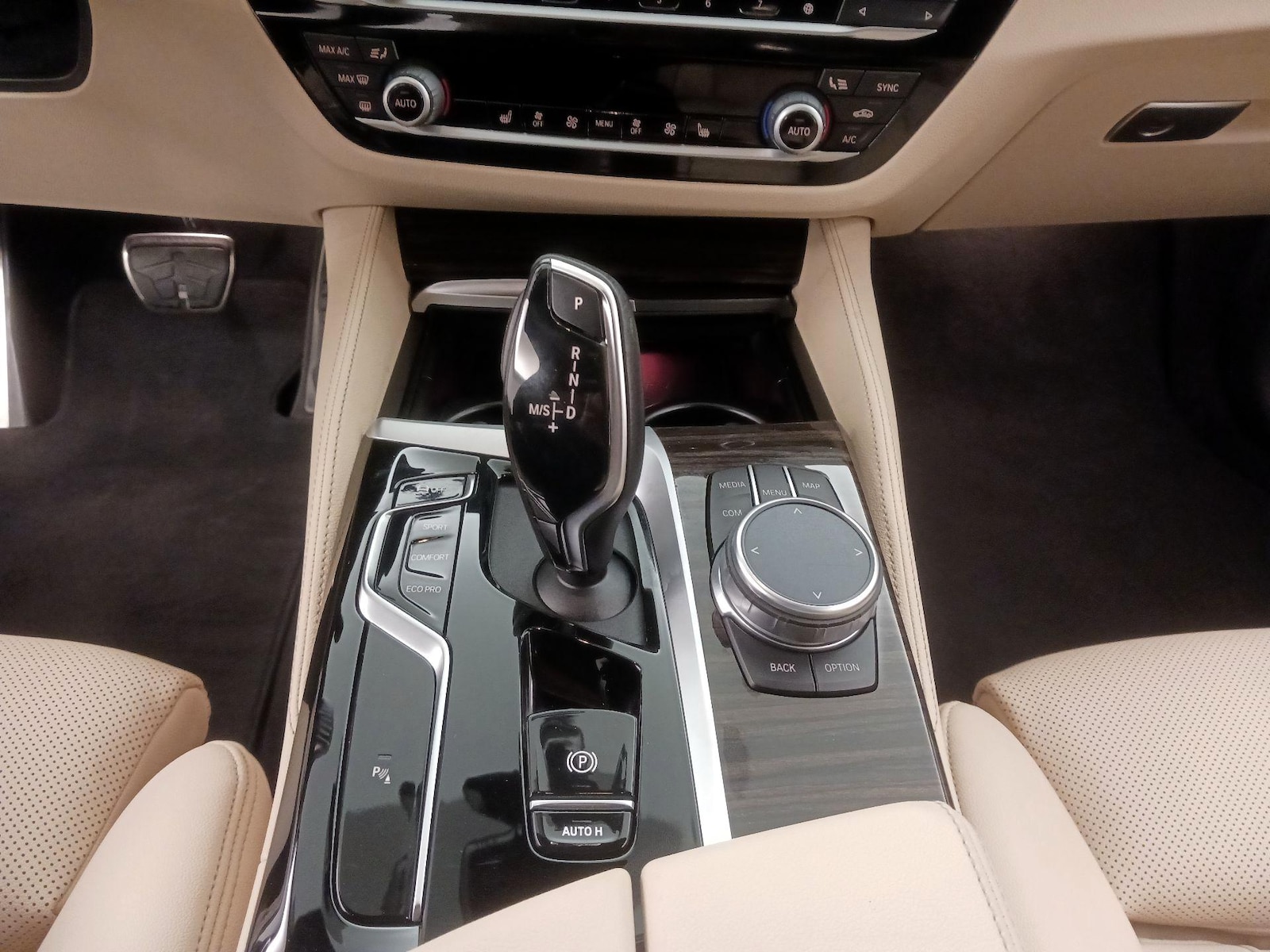 2022 BMW 5 Series 530i - Photo 19
