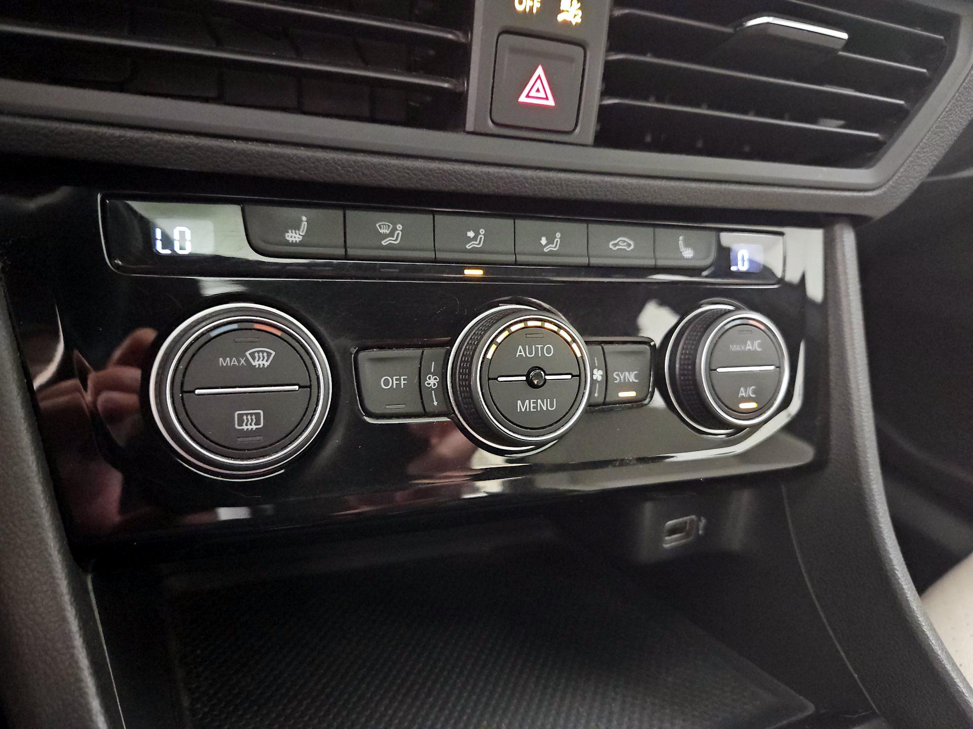 Thumbnail: 2019 Volkswagen Jetta - 16