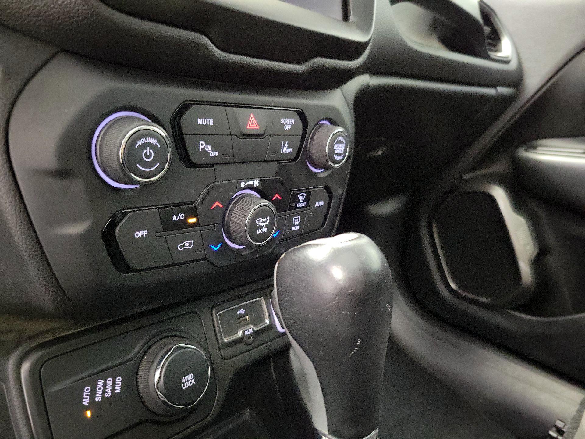Thumbnail: 2018 Jeep Renegade - 17